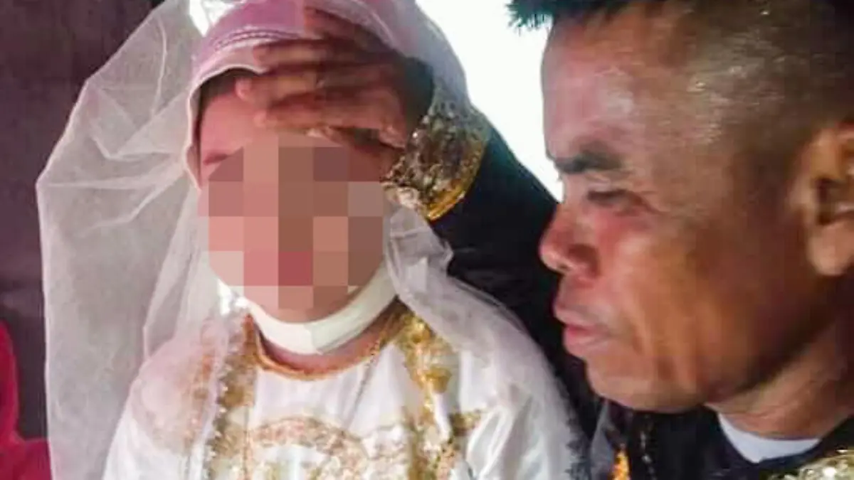 Das Mädchen wurde in ein weißes Kleid gesteckt