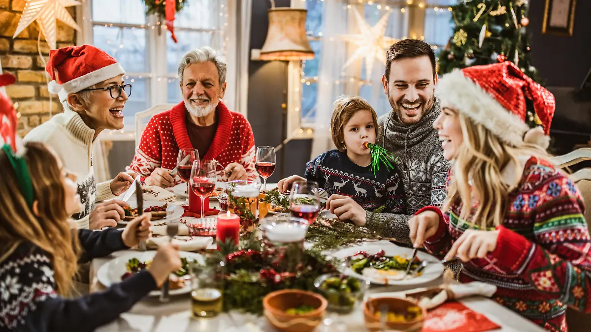 Familie feiert Weihnachten