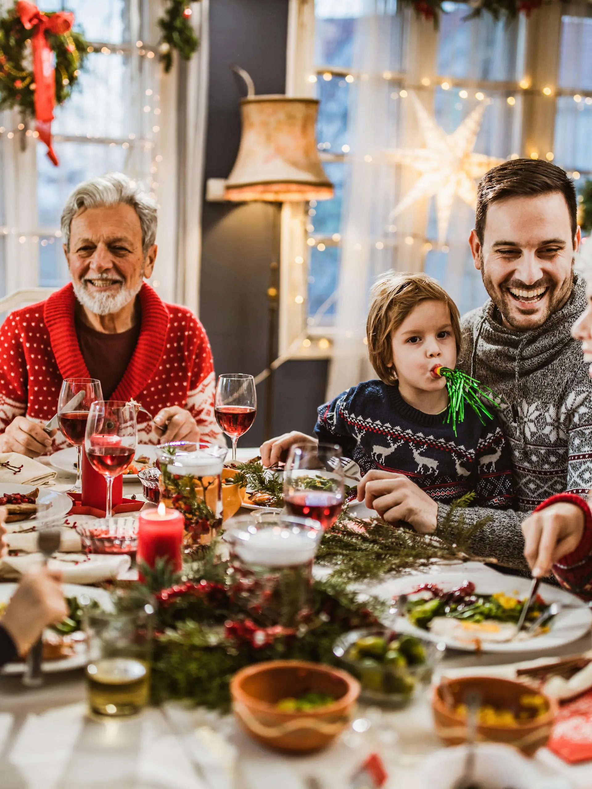Familie feiert Weihnachten