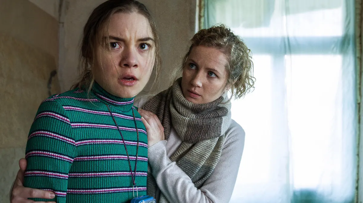 HANDOUT - 03.11.2020, ---, --: Leonie Winkler (Cornelia Gröschel, r) tröstet Talia (Hannah Schiller) in einer Szene des «Tatort: Parasomnia» (undatierte Filmszene). Der Krimi aus Dresden wird am 15.11.2020 um 20.15 Uhr im Ersten ausgestrahlt. (zu dpa "Mystery und Grusel - Dresden-«Tatort» ist nichts für zarte Gemüter") Foto: Daniela Incoronato/MDR/MadeFor/dpa - ACHTUNG: Nur zur redaktionellen Verwendung im Zusammenhang mit einer Berichterstattung über die Sendung und nur mit vollständiger Nennung des vorstehenden Credits +++ dpa-Bildfunk +++