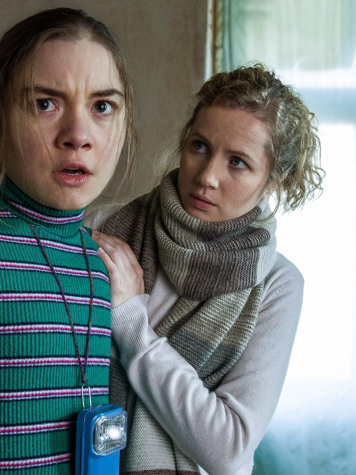 HANDOUT - 03.11.2020, ---, --: Leonie Winkler (Cornelia Gröschel, r) tröstet Talia (Hannah Schiller) in einer Szene des «Tatort: Parasomnia» (undatierte Filmszene). Der Krimi aus Dresden wird am 15.11.2020 um 20.15 Uhr im Ersten ausgestrahlt. (zu dpa "Mystery und Grusel - Dresden-«Tatort» ist nichts für zarte Gemüter") Foto: Daniela Incoronato/MDR/MadeFor/dpa - ACHTUNG: Nur zur redaktionellen Verwendung im Zusammenhang mit einer Berichterstattung über die Sendung und nur mit vollständiger Nennung des vorstehenden Credits +++ dpa-Bildfunk +++