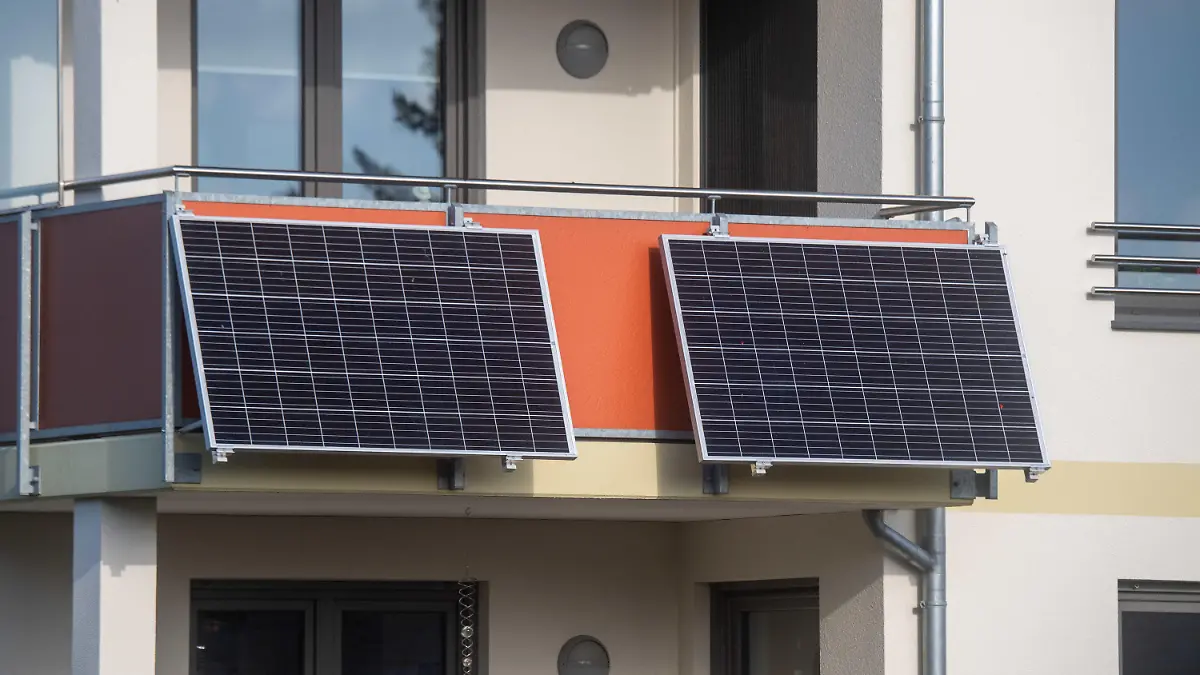 ARCHIV - 07.11.2022, Mecklenburg-Vorpommern, Stralsund: Solarmodule für ein sogenanntes Balkonkraftwerk hängen an einem Balkon. 
(dpa zu: «Wohnungsverband sieht bisher keinen Boom bei Solaranlagen für Balkone») Foto: Stefan Sauer/dpa +++ dpa-Bildfunk +++