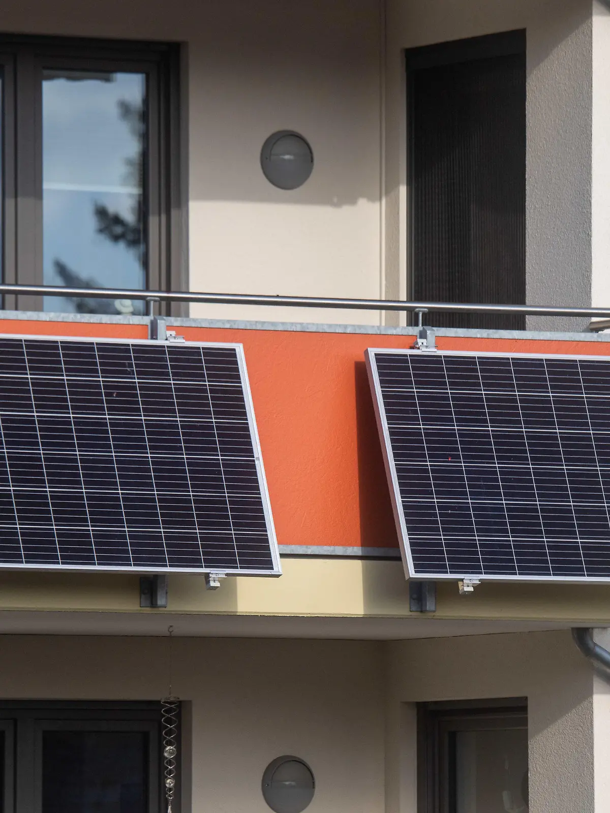 ARCHIV - 07.11.2022, Mecklenburg-Vorpommern, Stralsund: Solarmodule für ein sogenanntes Balkonkraftwerk hängen an einem Balkon. 
(dpa zu: «Wohnungsverband sieht bisher keinen Boom bei Solaranlagen für Balkone») Foto: Stefan Sauer/dpa +++ dpa-Bildfunk +++