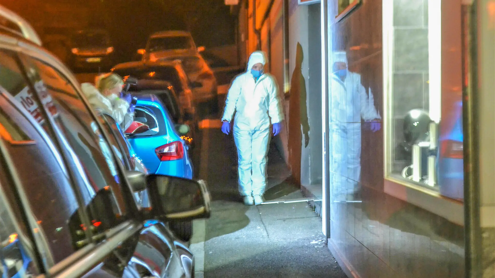  Pforzheim: Mann nach Auseinandersetzung schwer verletzt - Kriminalpolizei mit Spurensicherung am Tatort Von der Polizei zur Spurensicherung gesperrt werden, musste am Mittwochabend das Laubgässchen in Pforzheim.Wie die Polizei mitteilte, war es dort am Mittwochabend zu einer Auseinandersetzung mehrerer Personen gekommen, bei welcher eine Person von zwei Unbekannten so schwer verletzt wurde, dass sie mit dem Notarzt ins Krankenhaus gebracht werden musste. Pforzheim Pforzheim Baden-Württemberg Deutschland *** Pforzheim man seriously injured after altercation Criminal investigation department with forensics at the crime scene To be closed by the police for forensics, the Laubgässchen in Pforzheim had to be closed on Wednesday evening Accordi Copyright: xEinsatz-Report24x/xIgorxMyroshnichenkox