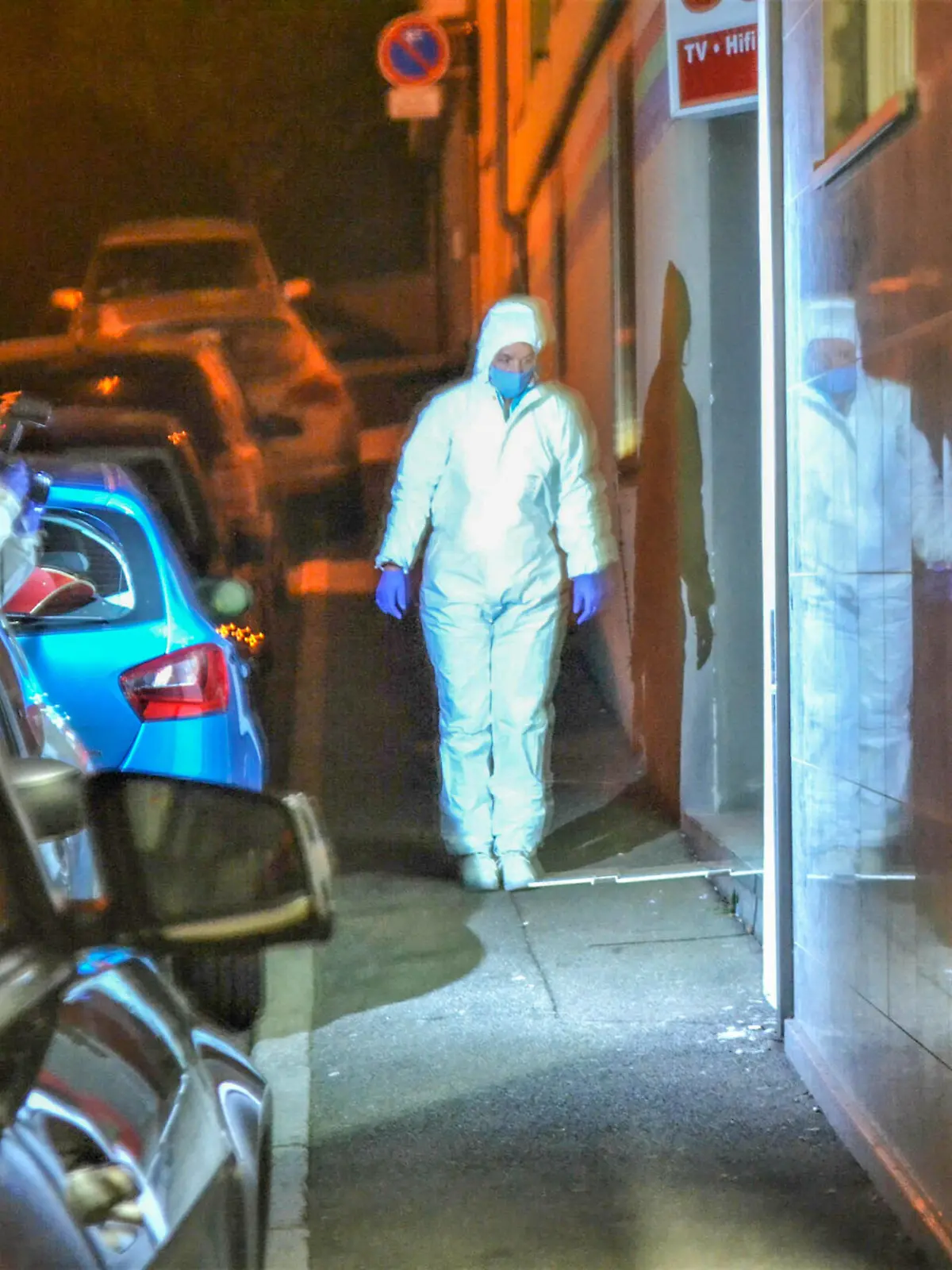  Pforzheim: Mann nach Auseinandersetzung schwer verletzt - Kriminalpolizei mit Spurensicherung am Tatort Von der Polizei zur Spurensicherung gesperrt werden, musste am Mittwochabend das Laubgässchen in Pforzheim.Wie die Polizei mitteilte, war es dort am Mittwochabend zu einer Auseinandersetzung mehrerer Personen gekommen, bei welcher eine Person von zwei Unbekannten so schwer verletzt wurde, dass sie mit dem Notarzt ins Krankenhaus gebracht werden musste. Pforzheim Pforzheim Baden-Württemberg Deutschland *** Pforzheim man seriously injured after altercation Criminal investigation department with forensics at the crime scene To be closed by the police for forensics, the Laubgässchen in Pforzheim had to be closed on Wednesday evening Accordi Copyright: xEinsatz-Report24x/xIgorxMyroshnichenkox