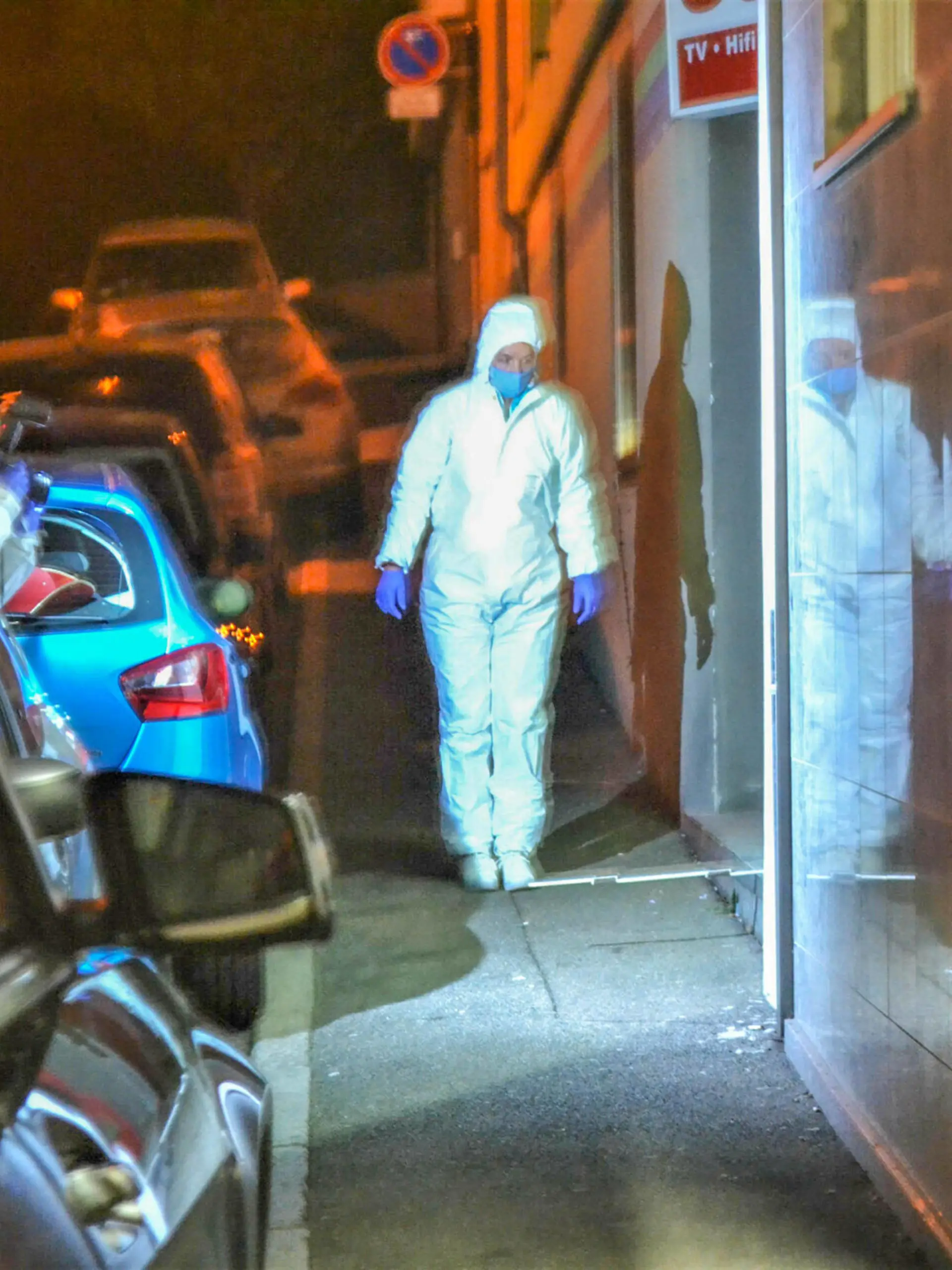  Pforzheim: Mann nach Auseinandersetzung schwer verletzt - Kriminalpolizei mit Spurensicherung am Tatort Von der Polizei zur Spurensicherung gesperrt werden, musste am Mittwochabend das Laubgässchen in Pforzheim.Wie die Polizei mitteilte, war es dort am Mittwochabend zu einer Auseinandersetzung mehrerer Personen gekommen, bei welcher eine Person von zwei Unbekannten so schwer verletzt wurde, dass sie mit dem Notarzt ins Krankenhaus gebracht werden musste. Pforzheim Pforzheim Baden-Württemberg Deutschland *** Pforzheim man seriously injured after altercation Criminal investigation department with forensics at the crime scene To be closed by the police for forensics, the Laubgässchen in Pforzheim had to be closed on Wednesday evening Accordi Copyright: xEinsatz-Report24x/xIgorxMyroshnichenkox