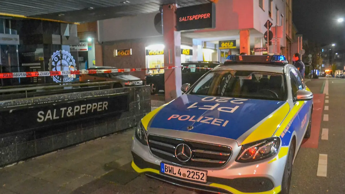 04.11.2020, Baden-Württemberg, Pforzheim: Ein Polizeifahrzeug steht neben einem Absperrband. Bei einer körperlichen Auseinandersetzung in Pforzheim ist ein 66-jähriger Mann schwer verletzt worden. Foto: Igor Myroshnichenko/Einsatz-Report24/dpa +++ dpa-Bildfunk +++