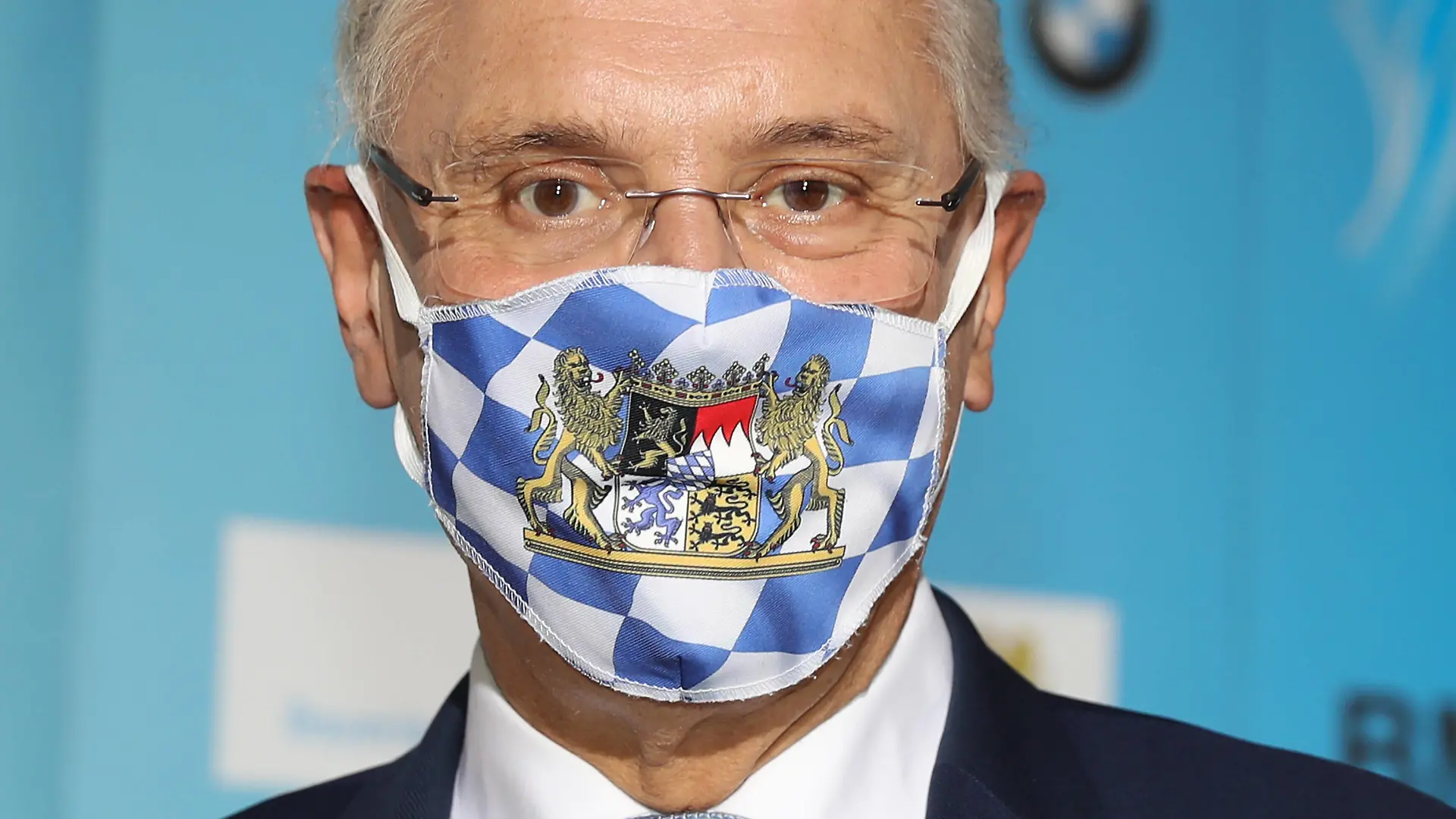 Bayerischer Sportpreis 2020 Innenminister Joachim Herrmann mit bayerischer Maske München Bayern Deutschland BMW Welt *** Bavarian Sports Prize 2020 Interior Minister Joachim Herrmann with Bavarian mask Munich Bavaria Germany BMW World