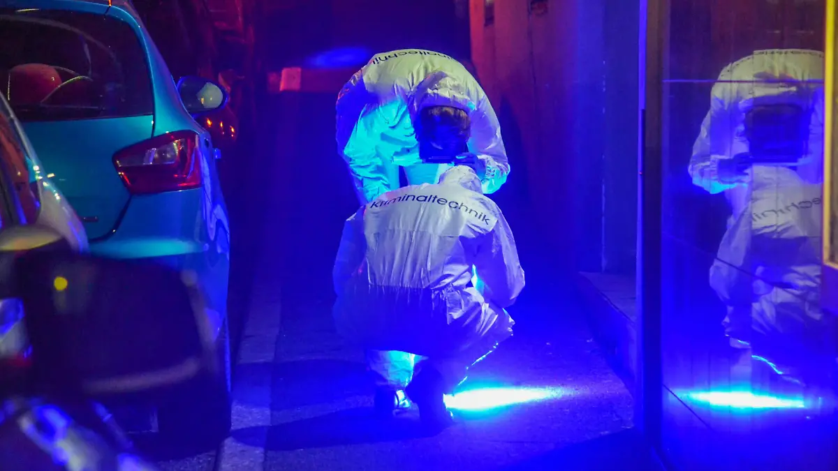  Pforzheim: Mann nach Auseinandersetzung schwer verletzt - Kriminalpolizei mit Spurensicherung am Tatort Von der Polizei zur Spurensicherung gesperrt werden, musste am Mittwochabend das Laubgässchen in Pforzheim.Wie die Polizei mitteilte, war es dort am Mittwochabend zu einer Auseinandersetzung mehrerer Personen gekommen, bei welcher eine Person von zwei Unbekannten so schwer verletzt wurde, dass sie mit dem Notarzt ins Krankenhaus gebracht werden musste. Pforzheim Pforzheim Baden-Württemberg Deutschland *** Pforzheim man seriously injured after altercation Criminal investigation department with forensics at the crime scene To be closed by the police for forensics, the Laubgässchen in Pforzheim had to be closed on Wednesday evening Accordi Copyright: xEinsatz-Report24x/xIgorxMyroshnichenkox