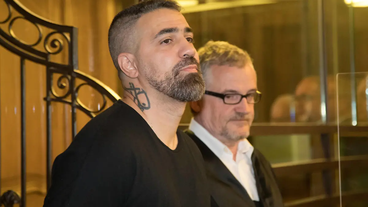 Achtung Personen muessen eigenständig unkenntlich gemacht werden Berlin den 26.08.2020 Bild-Motiv: Bushido mit seinen Rechtsanwalt 10.30 Strafkammer 38, Saal 500 Delikt: versuchte schwere raeuberische Erpressung, Freiheitsberaubung, gefaehrliche Koerperverletzung, Noetigung, Beleidigung, Untreue u.a. 1 Arafat Abou-Chaker 44 2 Yasser Abou-Chaker 39 3 Nasser Abou-Chaker 49 4 Rommel Abou-Chaker 42 -Sicherheitsverfuegung- -Akkreditierung- Das Verfahren richtet sich gegen Arafat A.-C. und drei seiner Brueder wegen verschiedener Vorwuerfe zum Nachteil des Rappers Bushido. Arafat A.-C. und Anis F. alias Bushido seien einst Partner im Musikgeschaeft gewesen. Die Taten sollen sich im Anschluss der 2017 von Bushido ausg