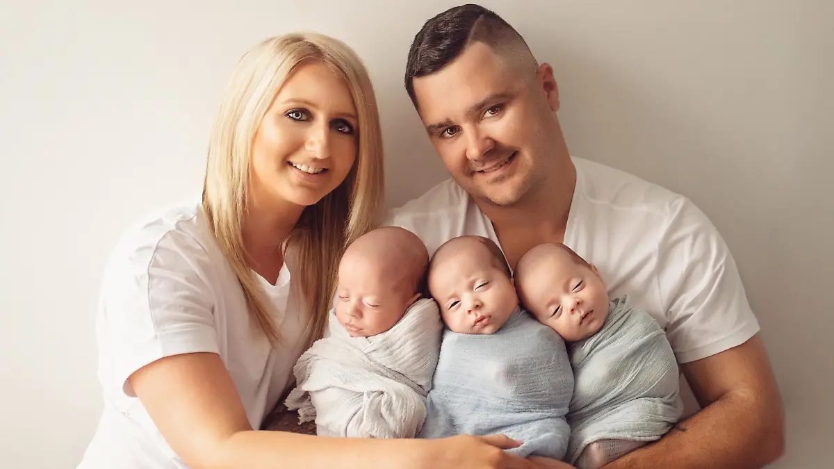 Allana und Tim Allard mit ihren neugeborenen Söhnen.