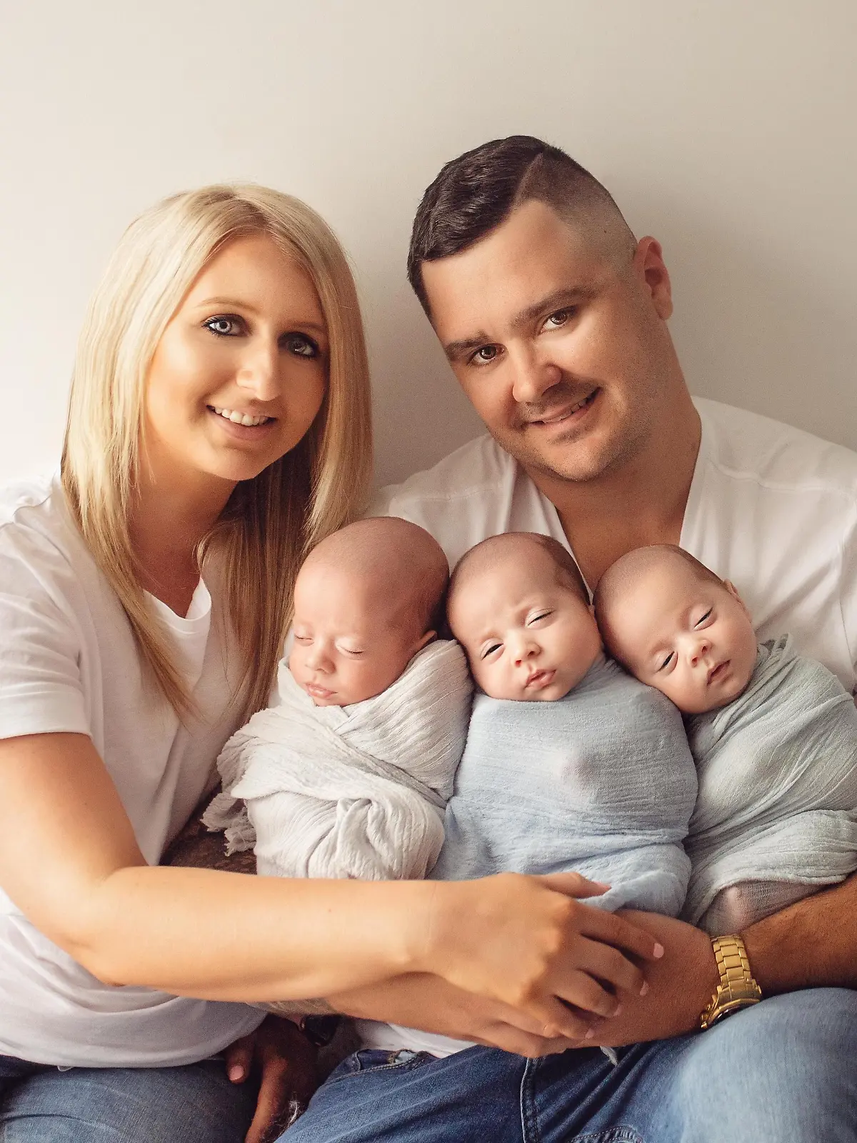 Allana und Tim Allard mit ihren neugeborenen Söhnen.