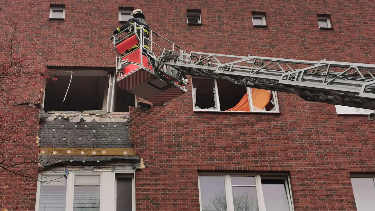 16.11.2020, Hamburg: Einsatzkräfte der Feuerwehr begutachten nach einer Explosion eine Wohnung in einem Mehrfamilienhaus im Hamburger Stadtteil Barmbek-Nord. Bei der Explosion sei ein Mensch verletzt worden, sagte ein Feuerwehrsprecher. Die Fenster der Wohnung in einem Obergeschoss seien zerborsten und Fassadenteile beschädigt worden. Ein Feuer habe es nach ersten Erkenntnissen nicht gegeben. Foto: Tnn/dpa +++ dpa-Bildfunk +++