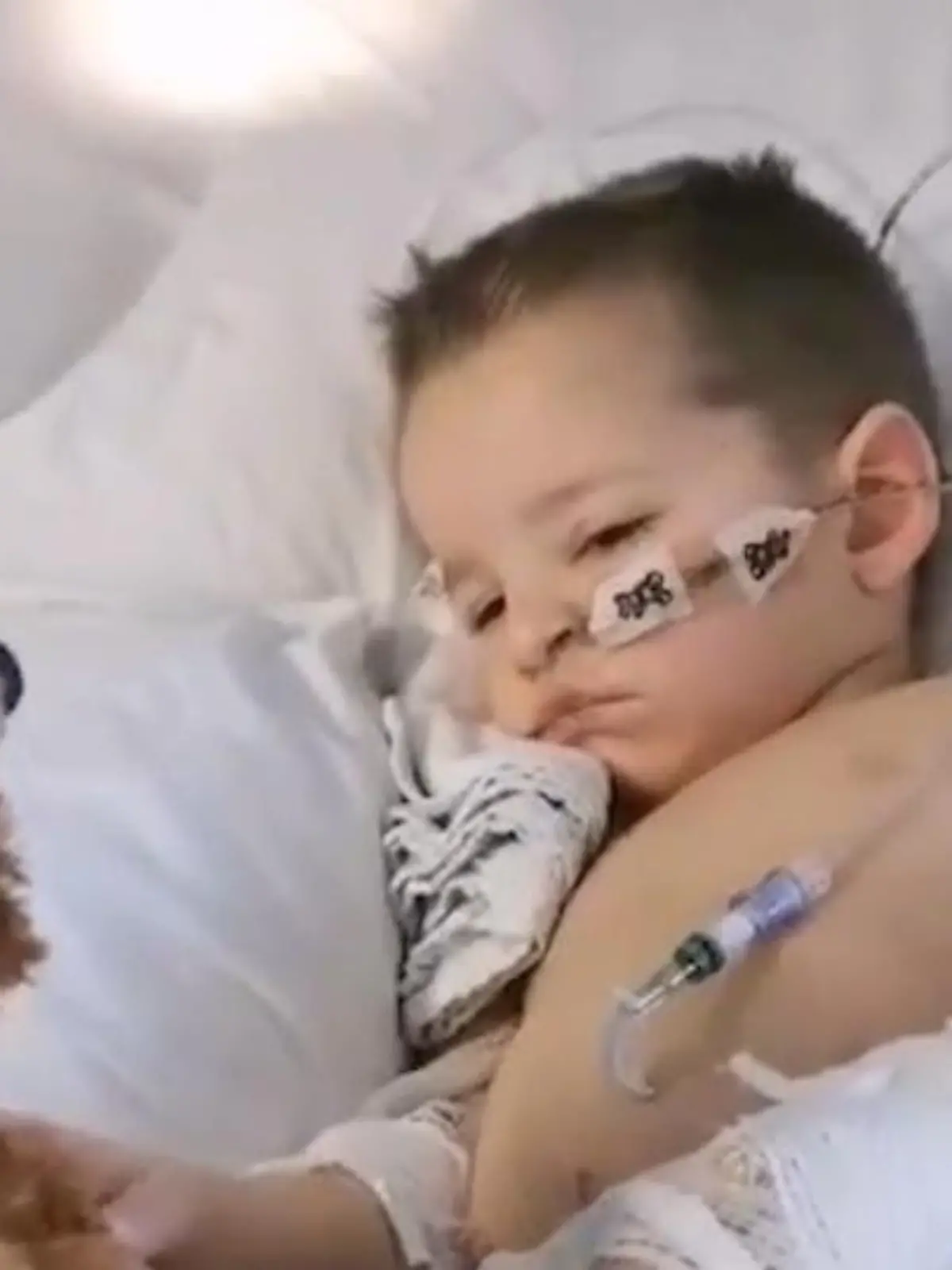 Reggie Hodgson (3) aus England bewegt sich auf einmal nicht mehr, will nicht sprechen oder essen. Im Krankenhaus der Schock: Er hat 19 Magnetkugeln verschluckt, die sich in seinem Darm verfangen haben. Im Interview erzählt seine Mutter, wie sie diesen schrecklichen Moment erlebte und was die Ärzte tun mussten, um Reggies Leben zu retten.