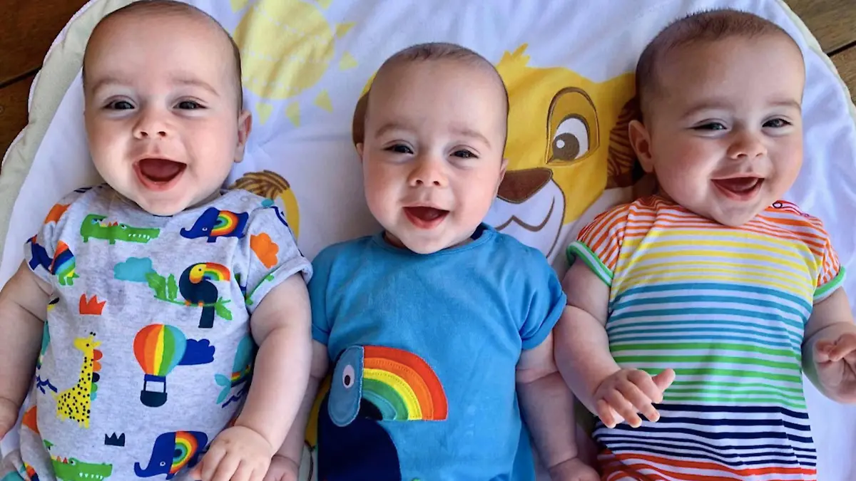 Die eineiigen Drillinge Jaxon, Zac und Zavier.