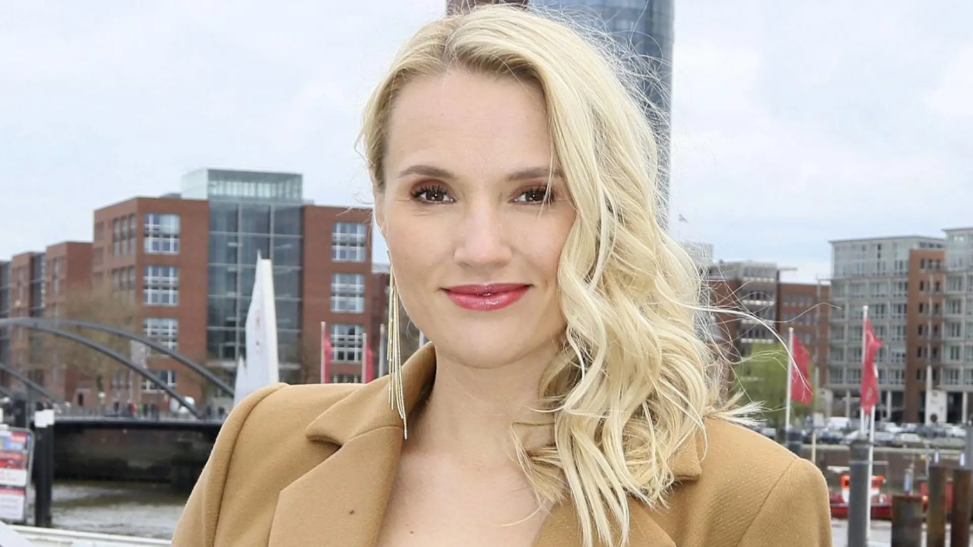 Anna Hofbauer beim Fototermin am Set der ZDF TV-Serie Notruf Hafenkante - Die Pokerprinzessin im City Sporthafen. Hamburg, 11.04.2019. *** Anna Hofbauer at a photo shoot on the set of the ZDF TV series Emergency call Harbour edge The Poker Princess in the City Sports Harbour Hamburg 11 04 2019 Foto:xC.xTamckex/xFuturexImage