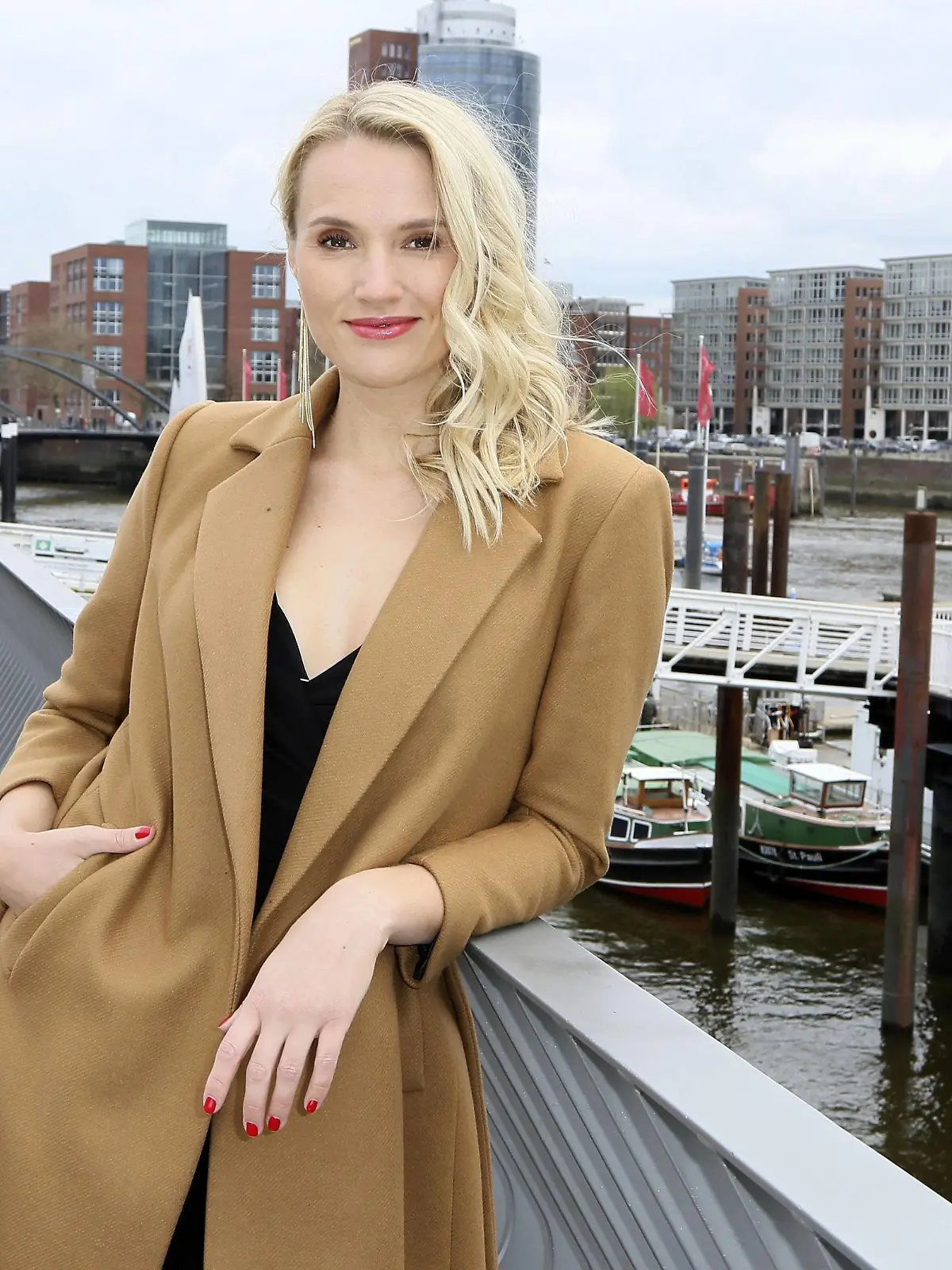Anna Hofbauer beim Fototermin am Set der ZDF TV-Serie Notruf Hafenkante - Die Pokerprinzessin im City Sporthafen. Hamburg, 11.04.2019. *** Anna Hofbauer at a photo shoot on the set of the ZDF TV series Emergency call Harbour edge The Poker Princess in the City Sports Harbour Hamburg 11 04 2019 Foto:xC.xTamckex/xFuturexImage  
