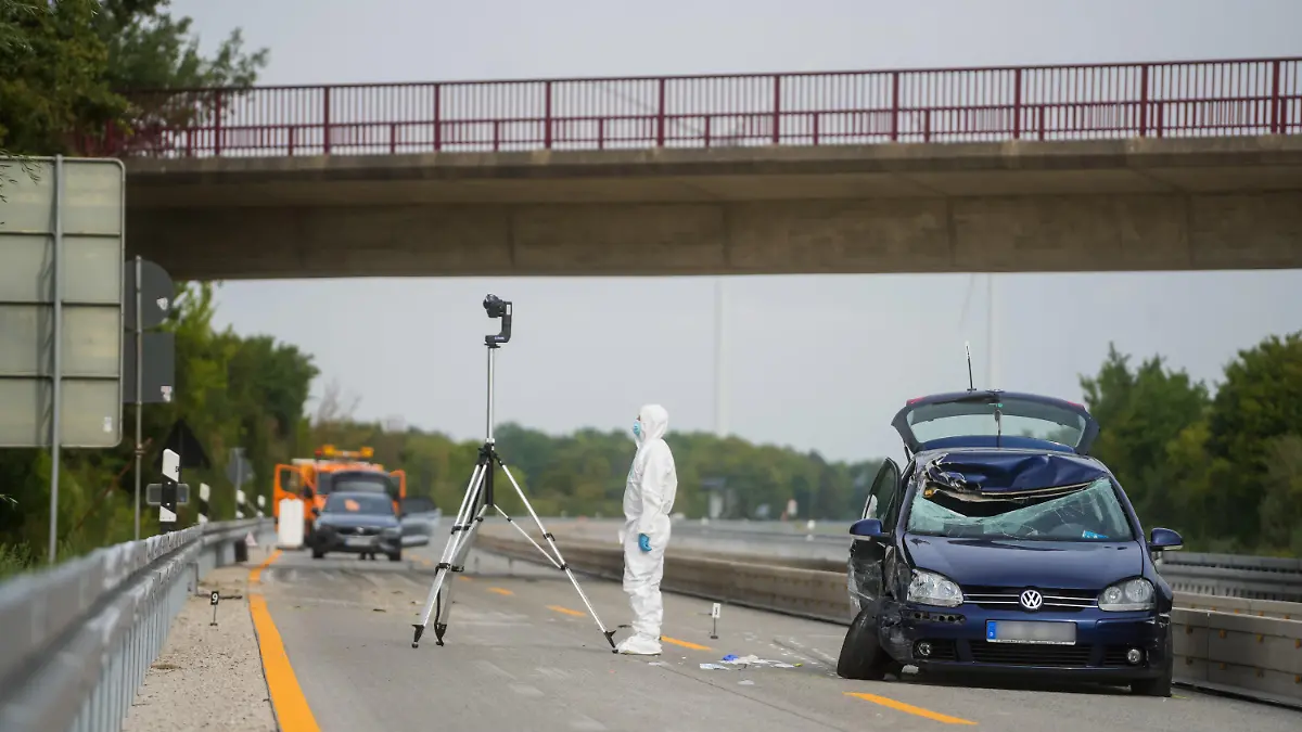 ARCHIV - 20.08.2022, Niedersachsen, Hildesheim: Unbekannte haben im August 2022 zwei Gullydeckel auf die Autobahn 7 geworfen. Einer traf die Windschutzscheibe eines Autos. Der Fahrer wurde schwer verletzt, die Beifahrerin sogar lebensbedrohlich. Jetzt wurden die Ermittlungen gegen einen zunächst beschuldigten 50-Jährigen eingestellt. (zu dpa: «50-Jähriger ist nicht der Gullydeckel-Werfer») Foto: Clemens Heidrich/dpa +++ dpa-Bildfunk +++