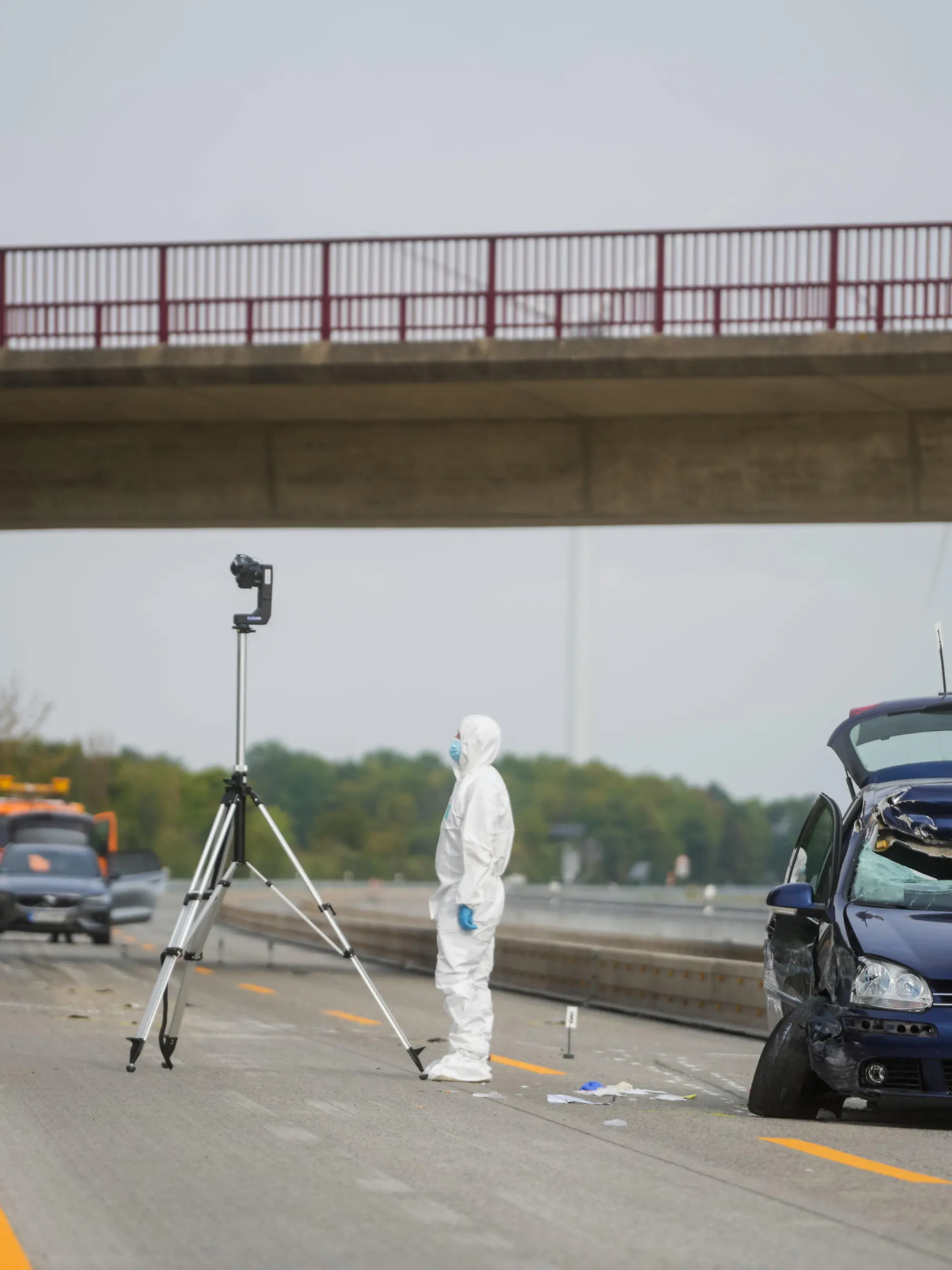 ARCHIV - 20.08.2022, Niedersachsen, Hildesheim: Unbekannte haben im August 2022 zwei Gullydeckel auf die Autobahn 7 geworfen. Einer traf die Windschutzscheibe eines Autos. Der Fahrer wurde schwer verletzt, die Beifahrerin sogar lebensbedrohlich. Jetzt wurden die Ermittlungen gegen einen zunächst beschuldigten 50-Jährigen eingestellt. (zu dpa: «50-Jähriger ist nicht der Gullydeckel-Werfer») Foto: Clemens Heidrich/dpa +++ dpa-Bildfunk +++