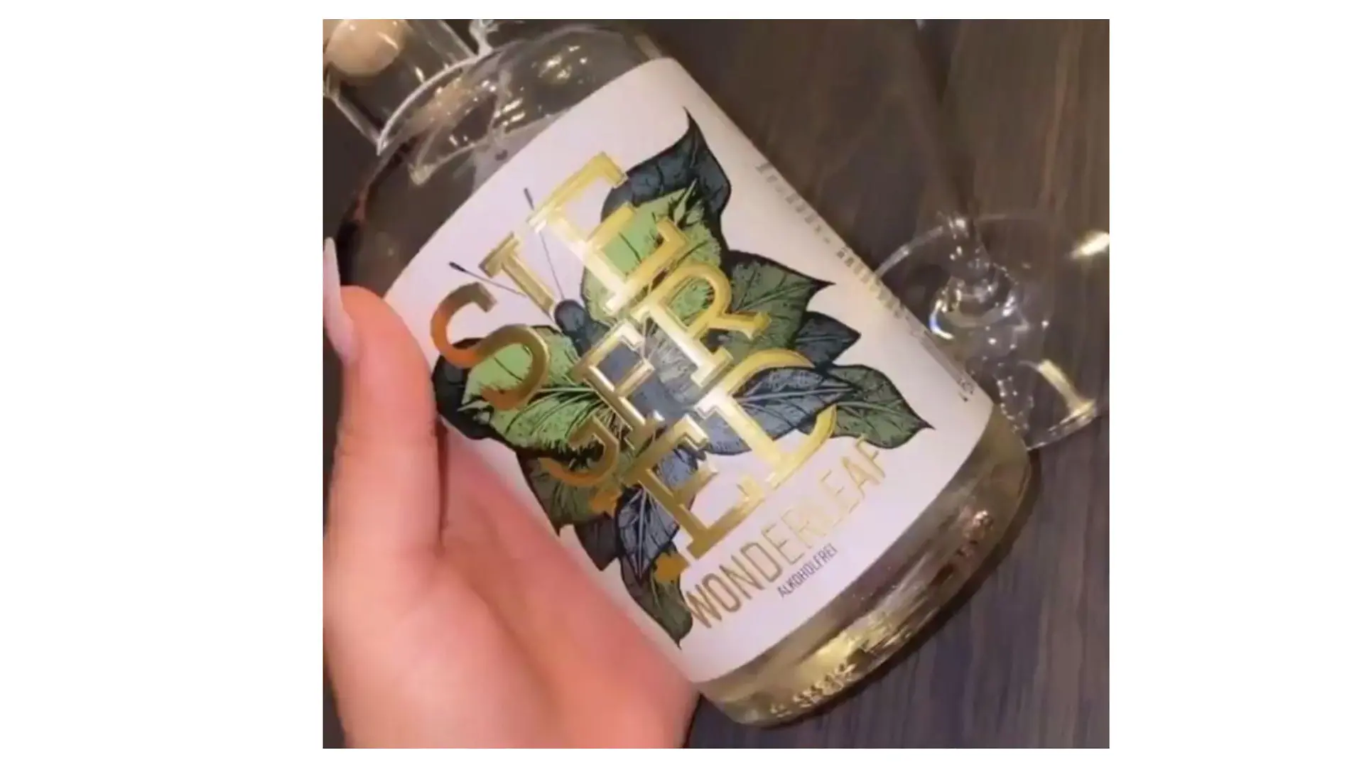 Jessica Paszka genoss laut ihrer Insta-Story einen alkoholfreien Gin