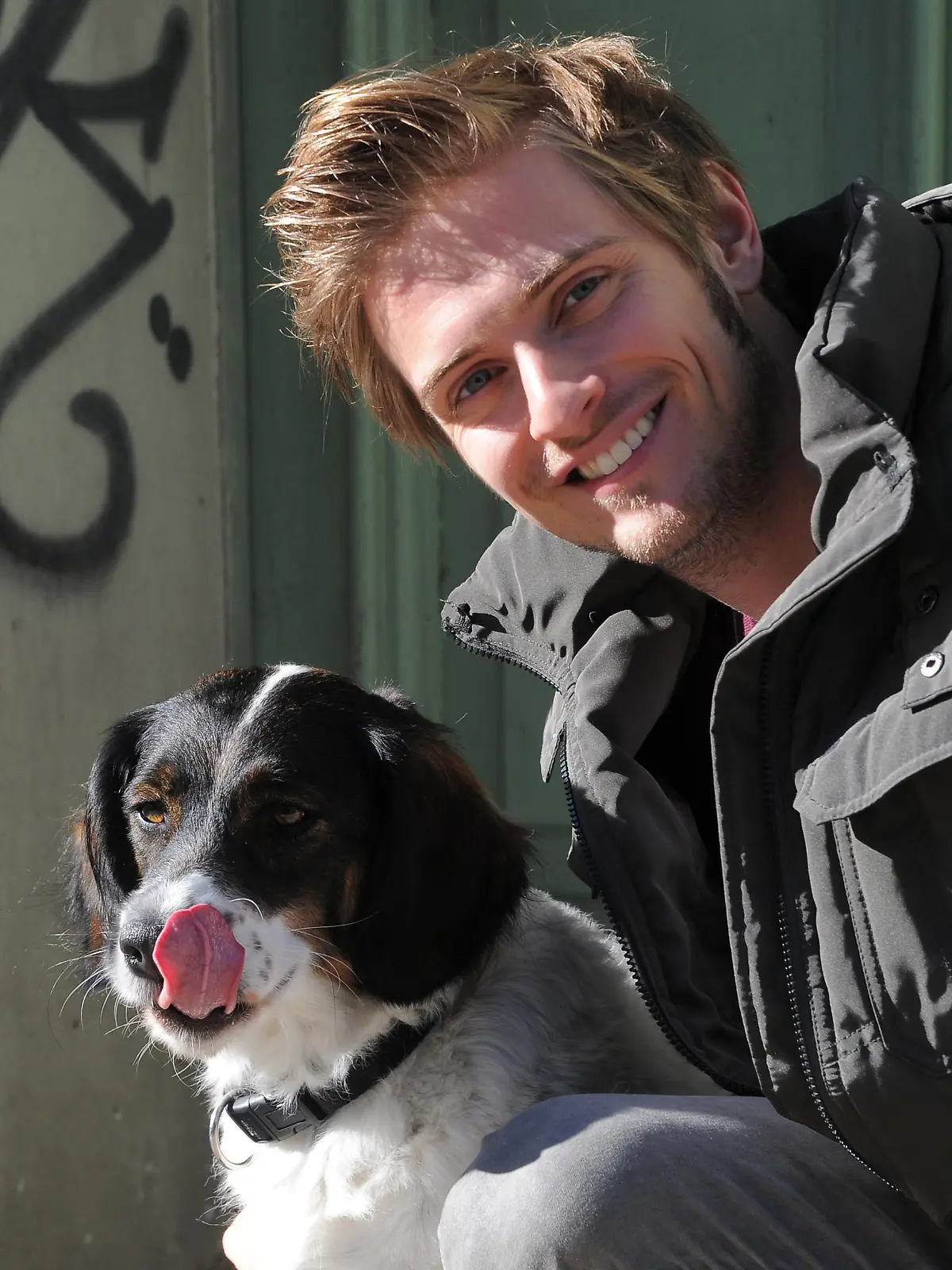 Der Schauspieler Jörn Schlönvoigt posiert mit dem bisherigen Serienhund Bolle, aufgenommen am 18.10.2012 im Außenset der Serie "Gute Zeiten Schlechte Zeiten" in Potsdam. Bolle geht in die Hunderente. Die Rolle des vierbeinigen Serienstars bei GZSZ übernimmt die zweijährige Hundedame Lisa. Foto: Bernd Settnik/dpa  +++(c) dpa - Bildfunk+++