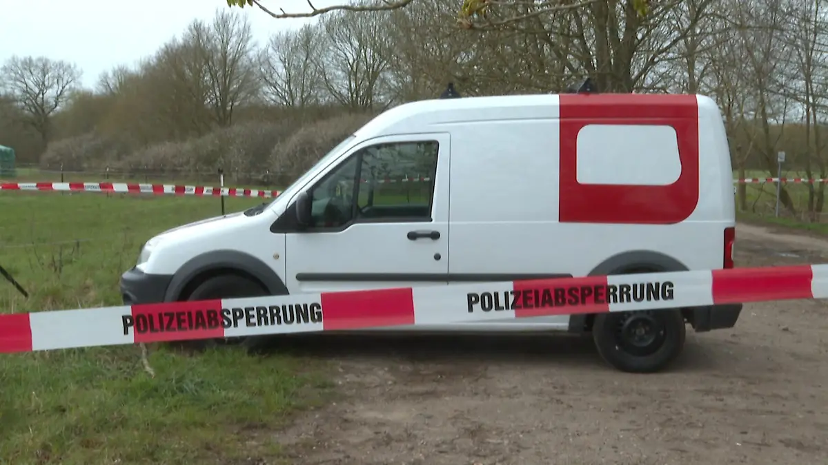 12.04.2023, Schleswig-Holstein, Lübeck: Flatterband der Polizei umgibt einen abgestellten Kastenwagen. Drei Männer hatten im Lübecker Stadtteil St.-Lorenz-Nord einen Geldtransporter überfallen. Sie sollen nach Polizeiangaben dem Mitarbeiter eines Dienstes unter Gewaltanwendung die Schusswaffe entwendet und eine unbekannte Summe gestohlen haben. Nach dem Überfall flohen die drei Männer mit einem weißen Kastenwagen. (bestmögliche Qualität) Foto: Volker Gerstmann/TNN/dpa +++ dpa-Bildfunk +++