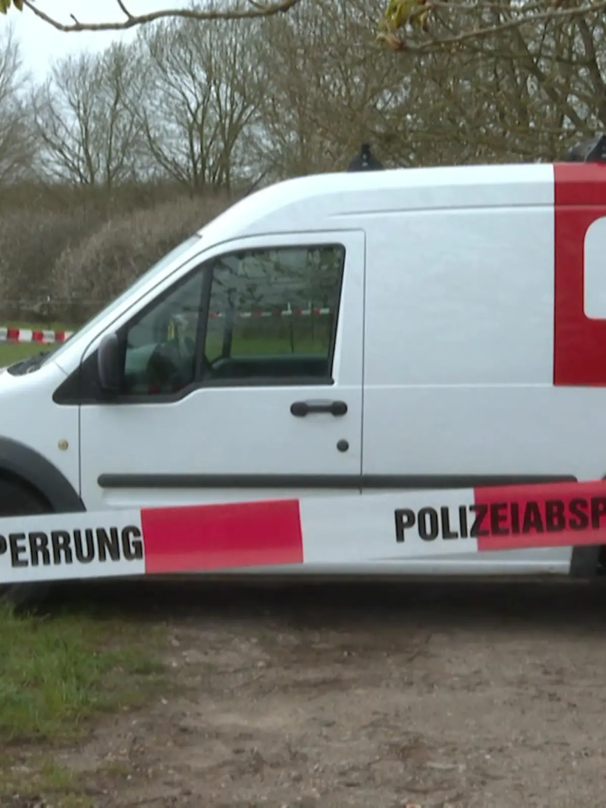 12.04.2023, Schleswig-Holstein, Lübeck: Flatterband der Polizei umgibt einen abgestellten Kastenwagen. Drei Männer hatten im Lübecker Stadtteil St.-Lorenz-Nord einen Geldtransporter überfallen. Sie sollen nach Polizeiangaben dem Mitarbeiter eines Dienstes unter Gewaltanwendung die Schusswaffe entwendet und eine unbekannte Summe gestohlen haben. Nach dem Überfall flohen die drei Männer mit einem weißen Kastenwagen. (bestmögliche Qualität) Foto: Volker Gerstmann/TNN/dpa +++ dpa-Bildfunk +++