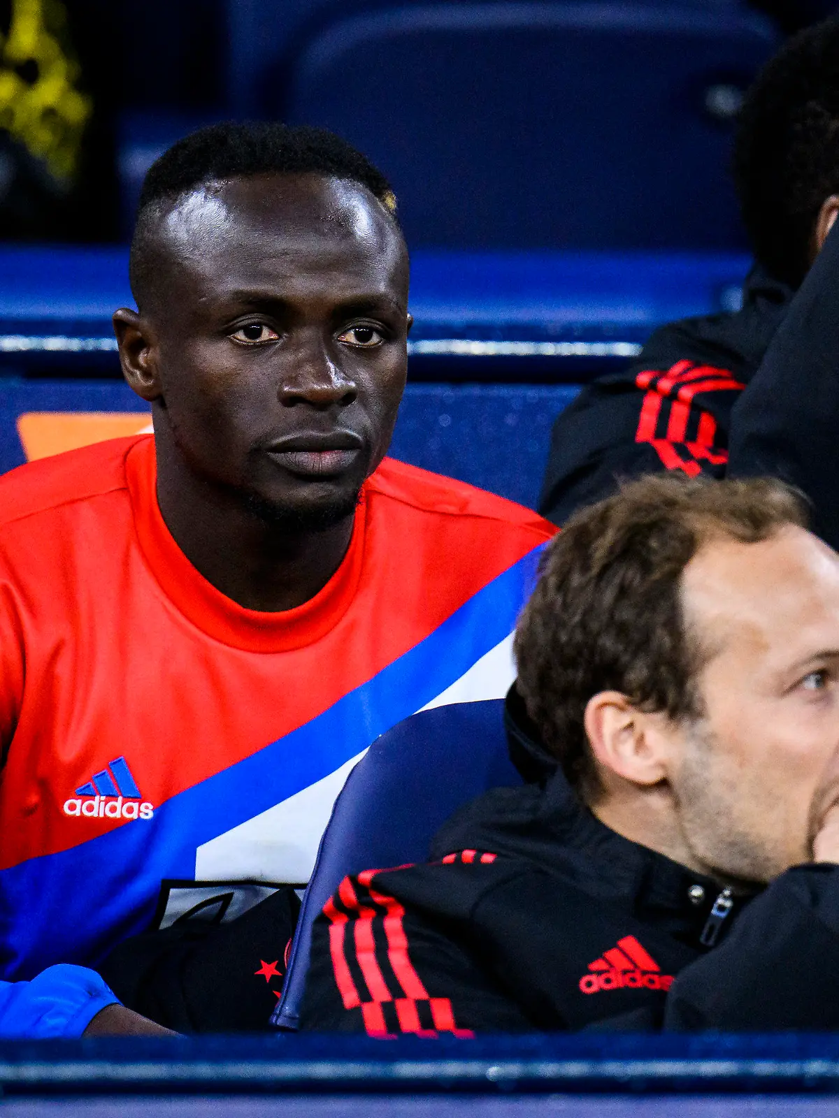11.04.2023, Großbritannien, Manchester: Fußball: Champions League, Manchester City - Bayern München, K.o.-Runde, Viertelfinale, Hinspiele, Etihad Stadium. Münchens Sadio Mane sitzt vor dem Spiel auf der Ersatzbank. (zu dpa: «Mané beim FC Bayern: vom Königstransfer zum Sorgenfall») Foto: Tom Weller/dpa +++ dpa-Bildfunk +++