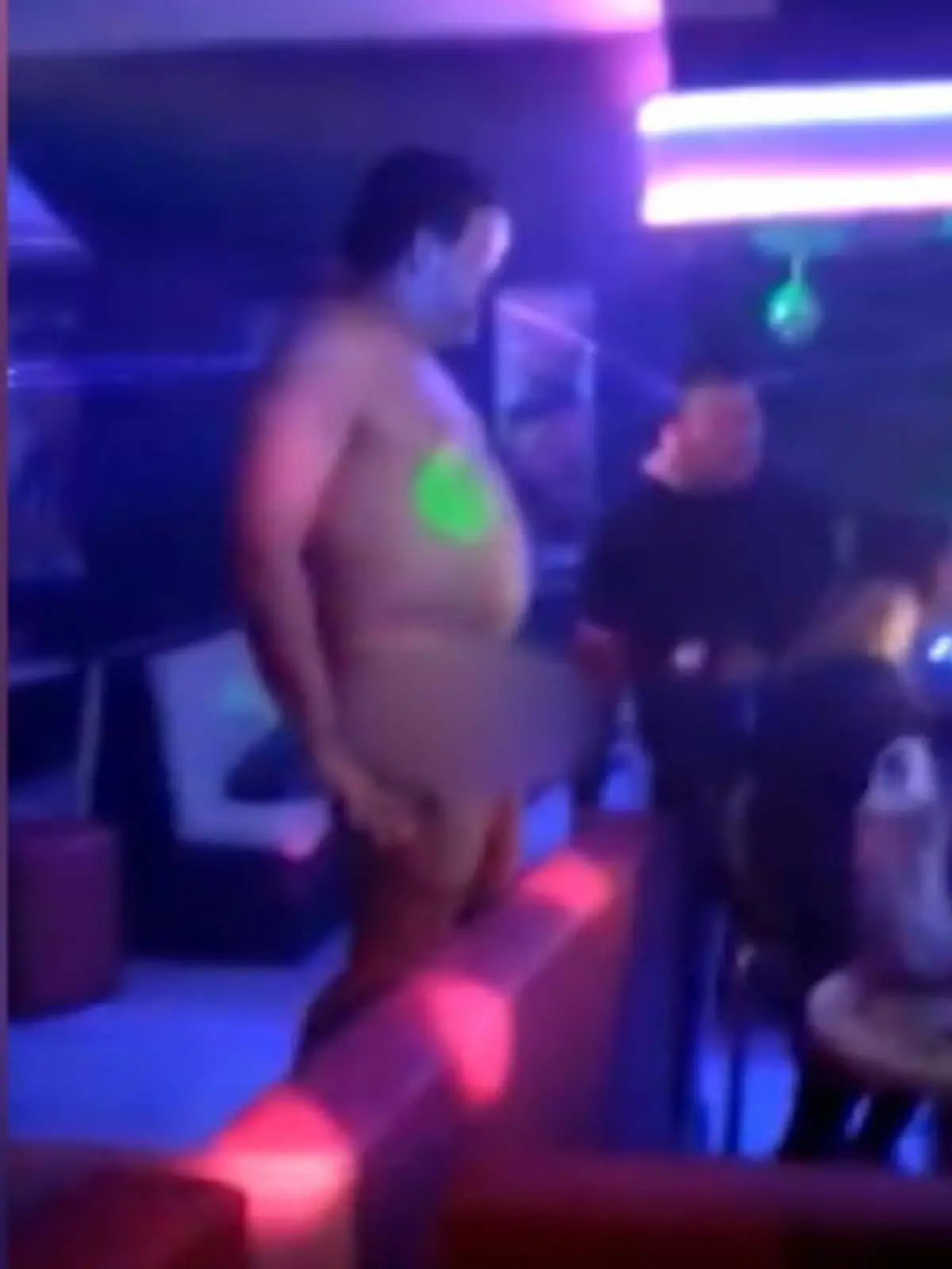 Na, ob er sich mit dieser Performance in das Herz seiner Wähler getanzt hat? Eher nicht, denn auch wenn der Hüftschwung stimmt, zeigt Martín Alfonso Mejía, Bürgermeister der Stadt Calima, eindeutig zu viel Haut.