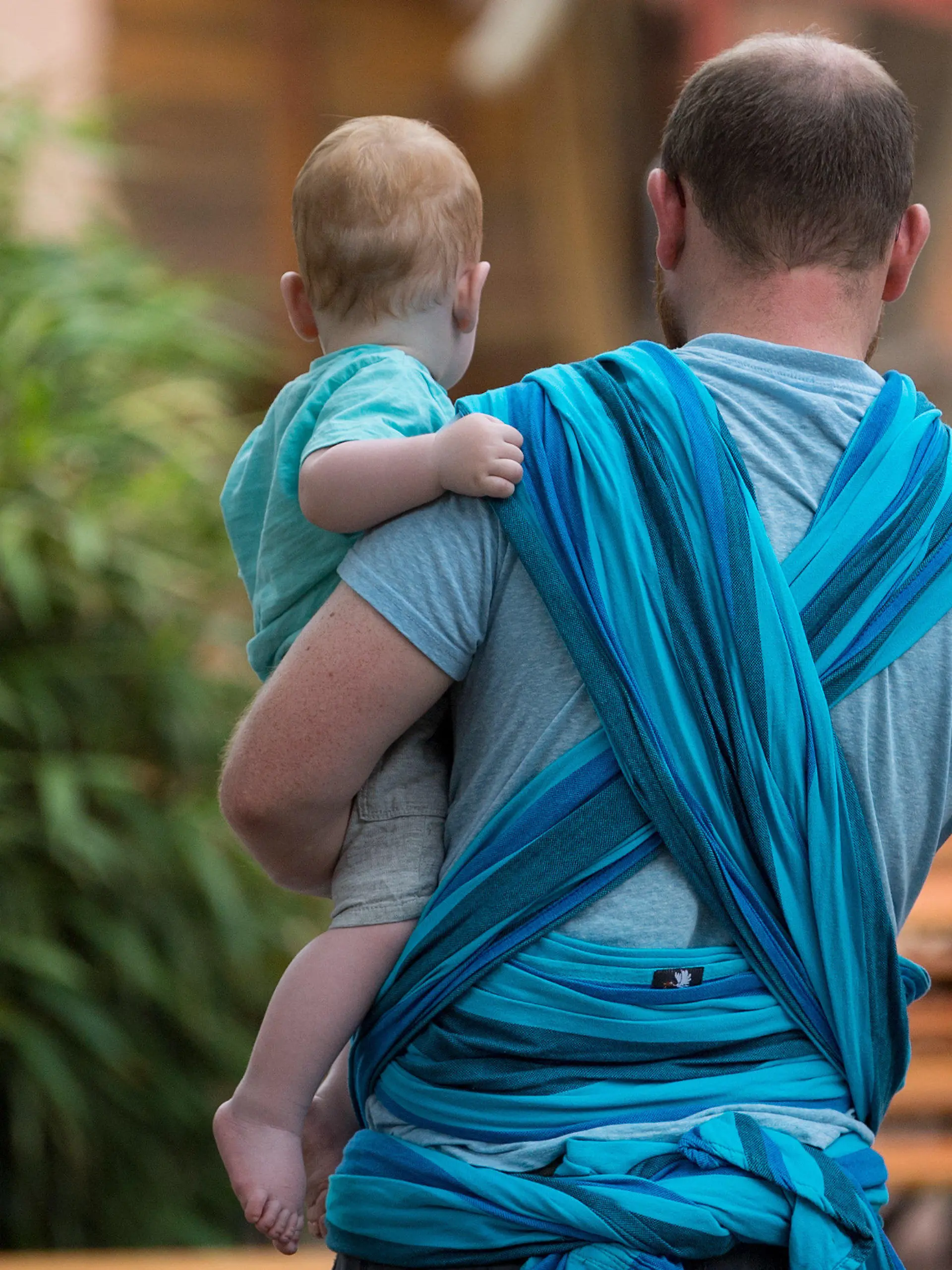 ARCHIV - 20.06.2018, Dresden: Ein Mann hält ein Baby auf dem Arm. (zu dpa "Familienministerin will Unterhalt für Trennungskinder neu ordnen") Foto: Monika Skolimowska/ZB/dpa +++ dpa-Bildfunk +++