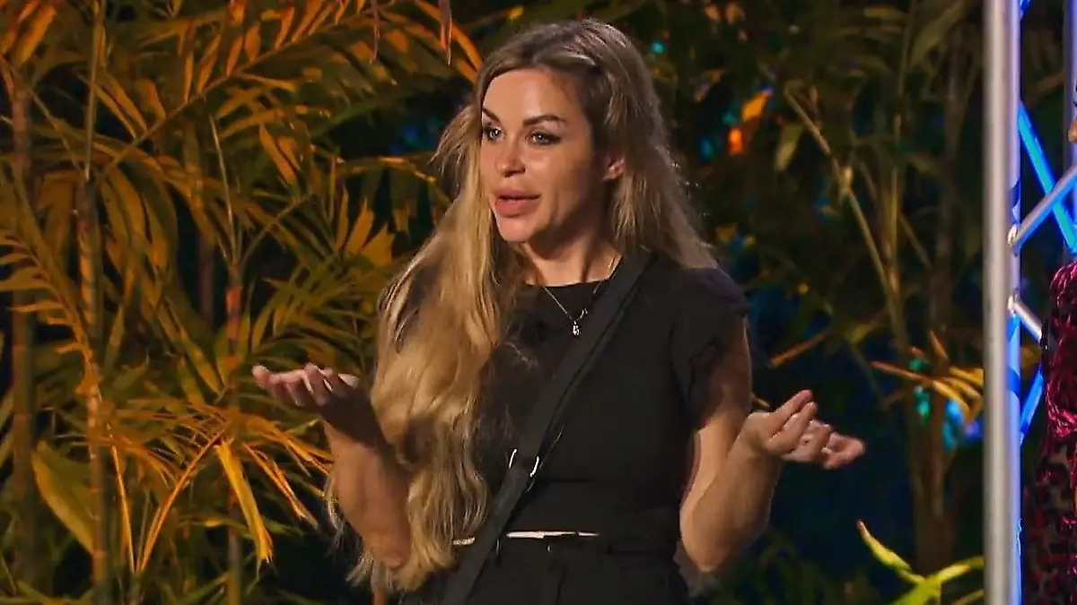 Ingrid steht vor den anderen Teilnehmern von Kampf der Realitystars, nachdem sie rausgewählt wurde.