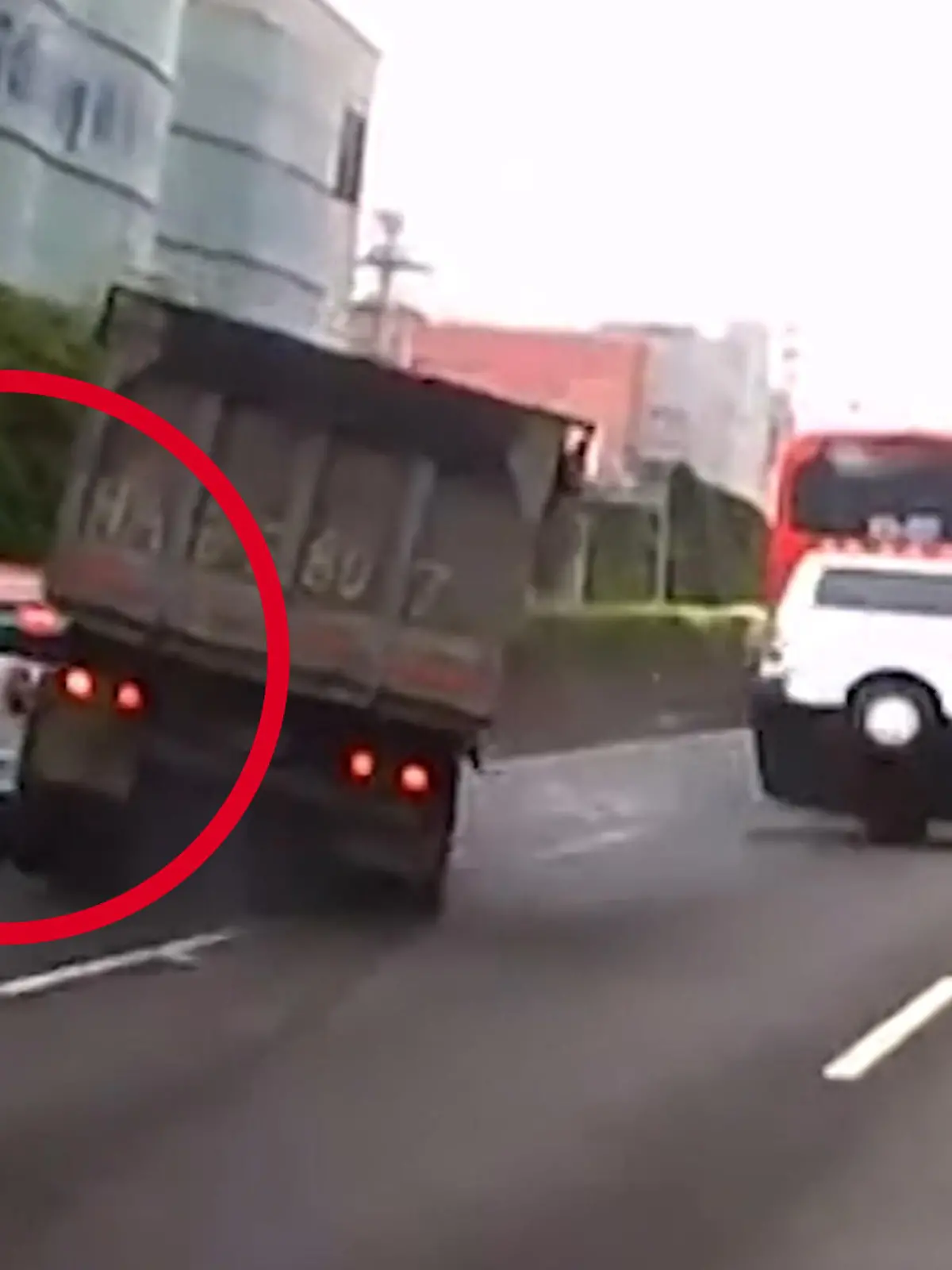 Die Dashcam eines Fahrzeugs hat in Taiwan einen Horror-Crash auf der Autobahn gefilmt. Der Fahrer eines Kieslaster verliert die Kontrolle über sein Fahrzeug und steuert es in einen Mini Cooper. Wie durch ein Wunder wurden beide Unfallbeteiligten nur leicht verletzt.