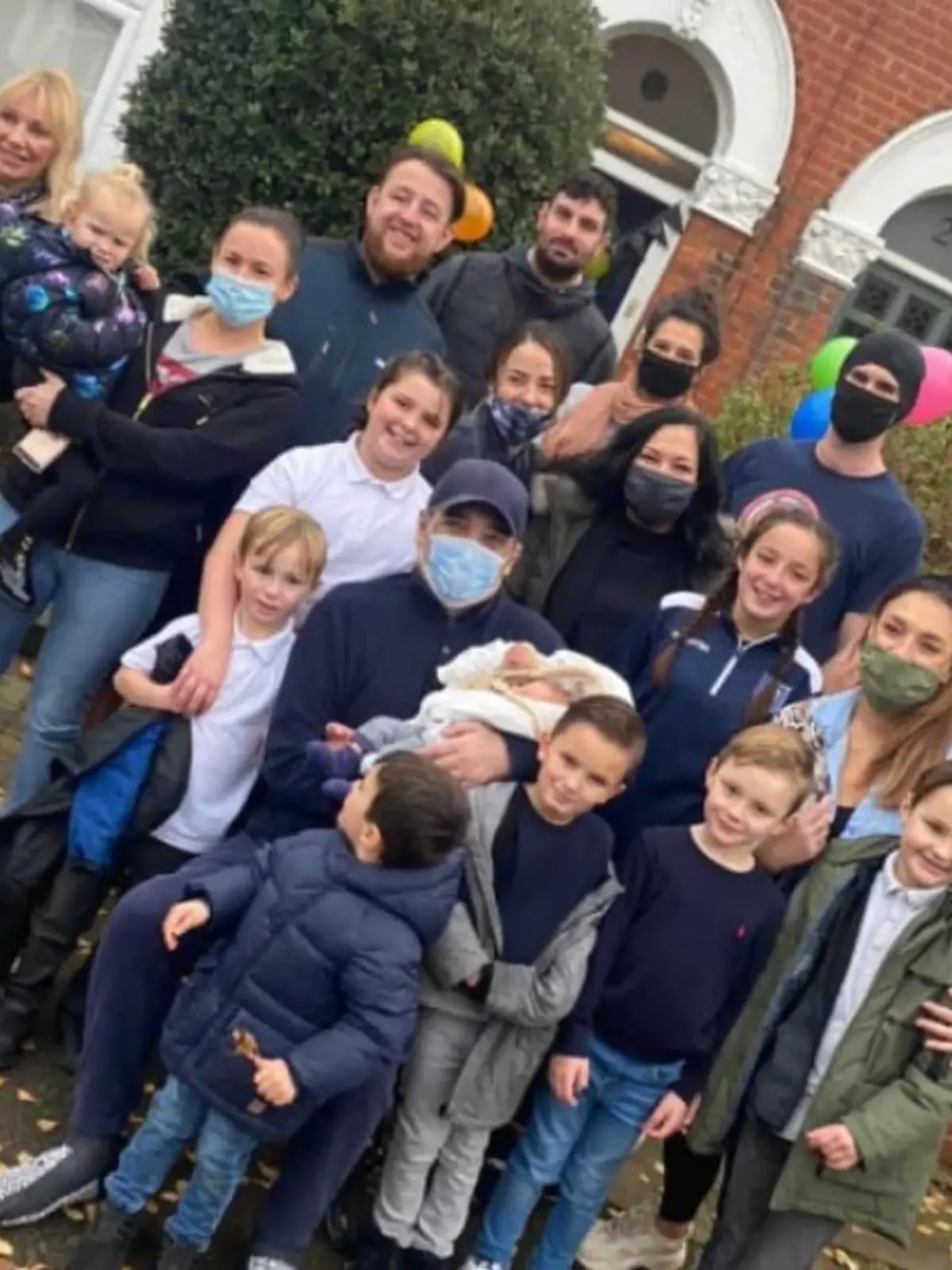 Ali Sakallioglu aus London kämpfte fast 7 Monate gegen das Coronavirus an. Nach etlichen Vorfällen, wie zum Beispiel einem Organversagen, einem Herzinfarkt, einem Schlaganfall und einer Blutvergiftung, kommt er nach 222 Tagen endlich wieder nach Hause. Wie schön das Zusammentreffen mit seiner Familie ist, gibt's im Video zu sehen.