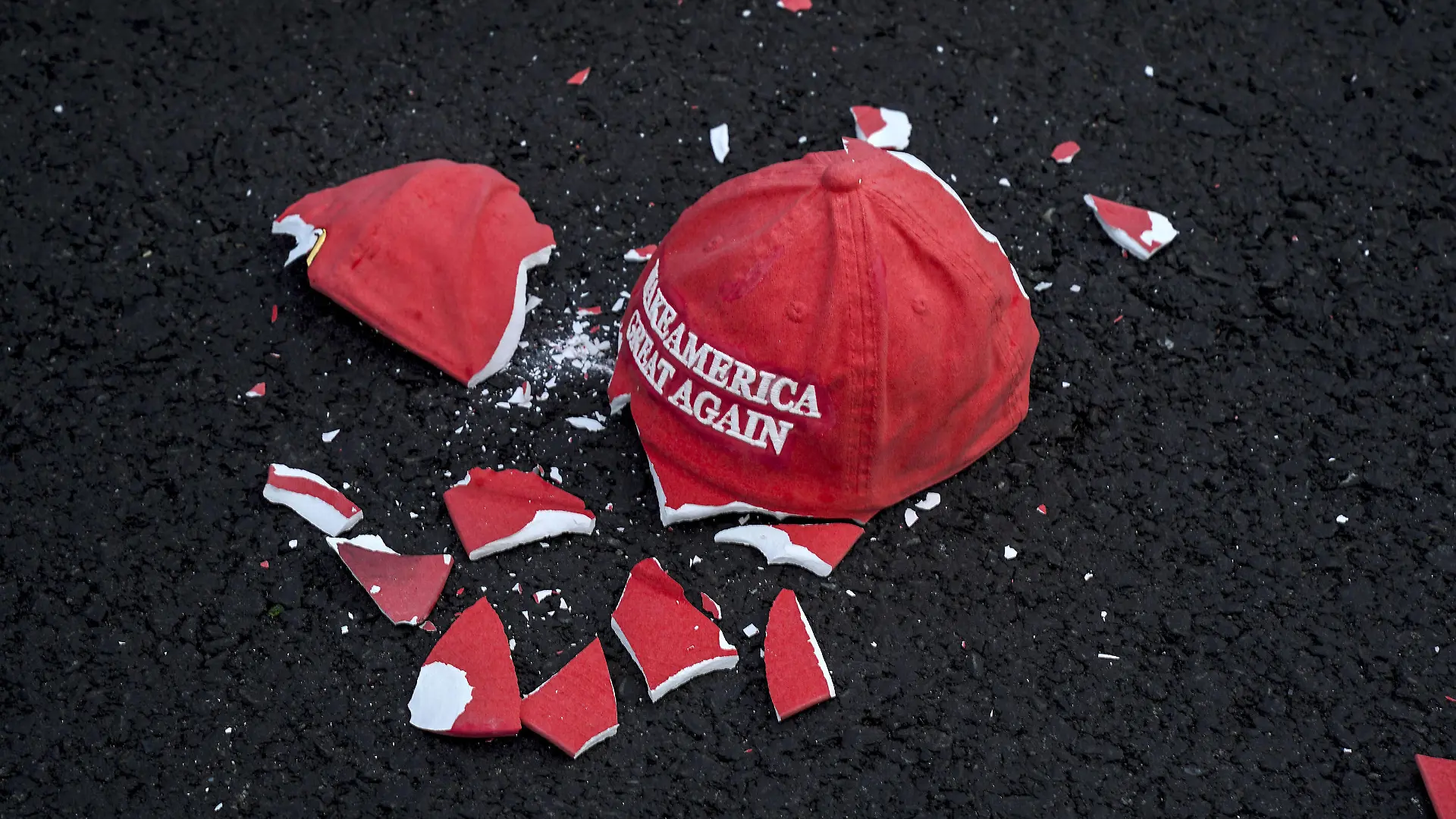 A porcelain Make America Great Again made by artist Connor Czora hat is seen shattered on the ground at Black Lives Matter Plaza in Washington DC on election night on Tuesday, November 3, 2020. On the day of the 2020 US Presidential Election, supporters and protestors of President Donald Trump gather amid Covid-19 and a polarized political enironment. PUBLICATIONxINxGERxSUIxAUTxHUNxONLY WAP20201021915122 LeighxVogel