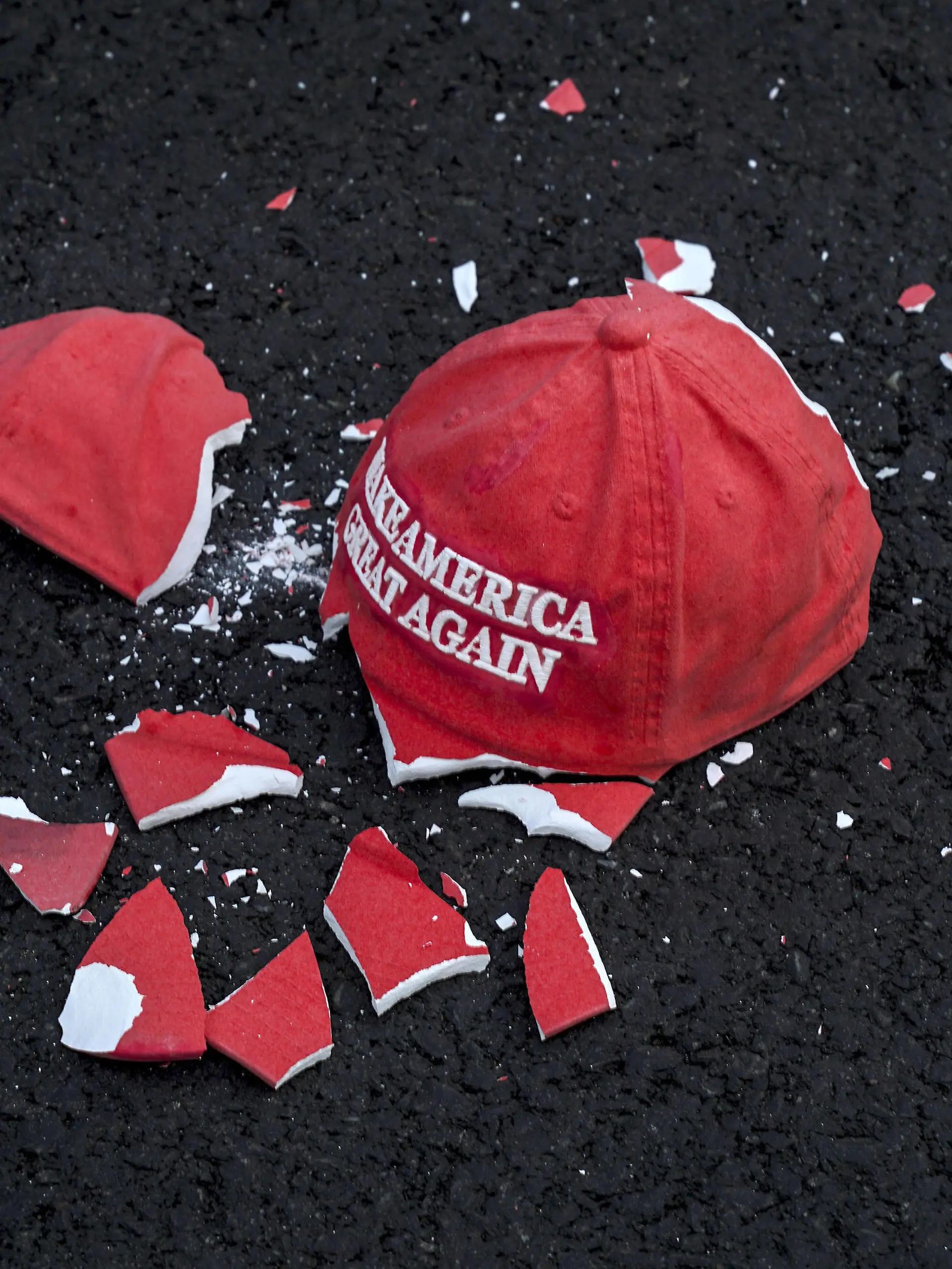  A porcelain Make America Great Again made by artist Connor Czora hat is seen shattered on the ground at Black Lives Matter Plaza in Washington DC on election night on Tuesday, November 3, 2020. On the day of the 2020 US Presidential Election, supporters and protestors of President Donald Trump gather amid Covid-19 and a polarized political enironment. PUBLICATIONxINxGERxSUIxAUTxHUNxONLY WAP20201021915122 LeighxVogel