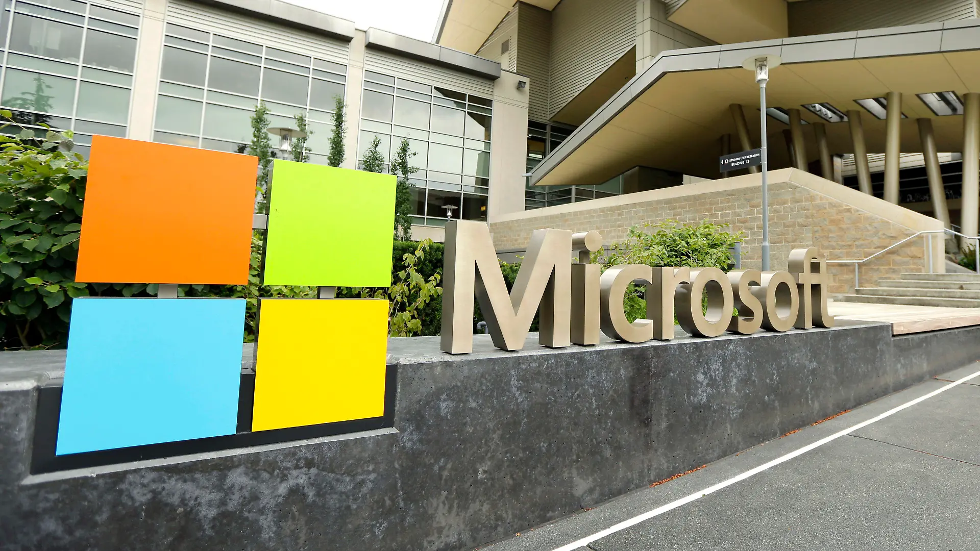ARCHIV - 14.03.2018, USA, Redmond: Die Beschilderung der Microsoft Corporation ist vor dem Microsoft Visitor Center in Redmond, Washington, zu sehen. Die Corona-Pandemie treibt die Nachfrage nach IT-Diensten aus der Internet-Wolke an. (zu dpa «Cloud-Geschäft verhilft Microsoft zu Gewinnsprung») Foto: Ted S. Warren/AP/dpa +++ dpa-Bildfunk +++