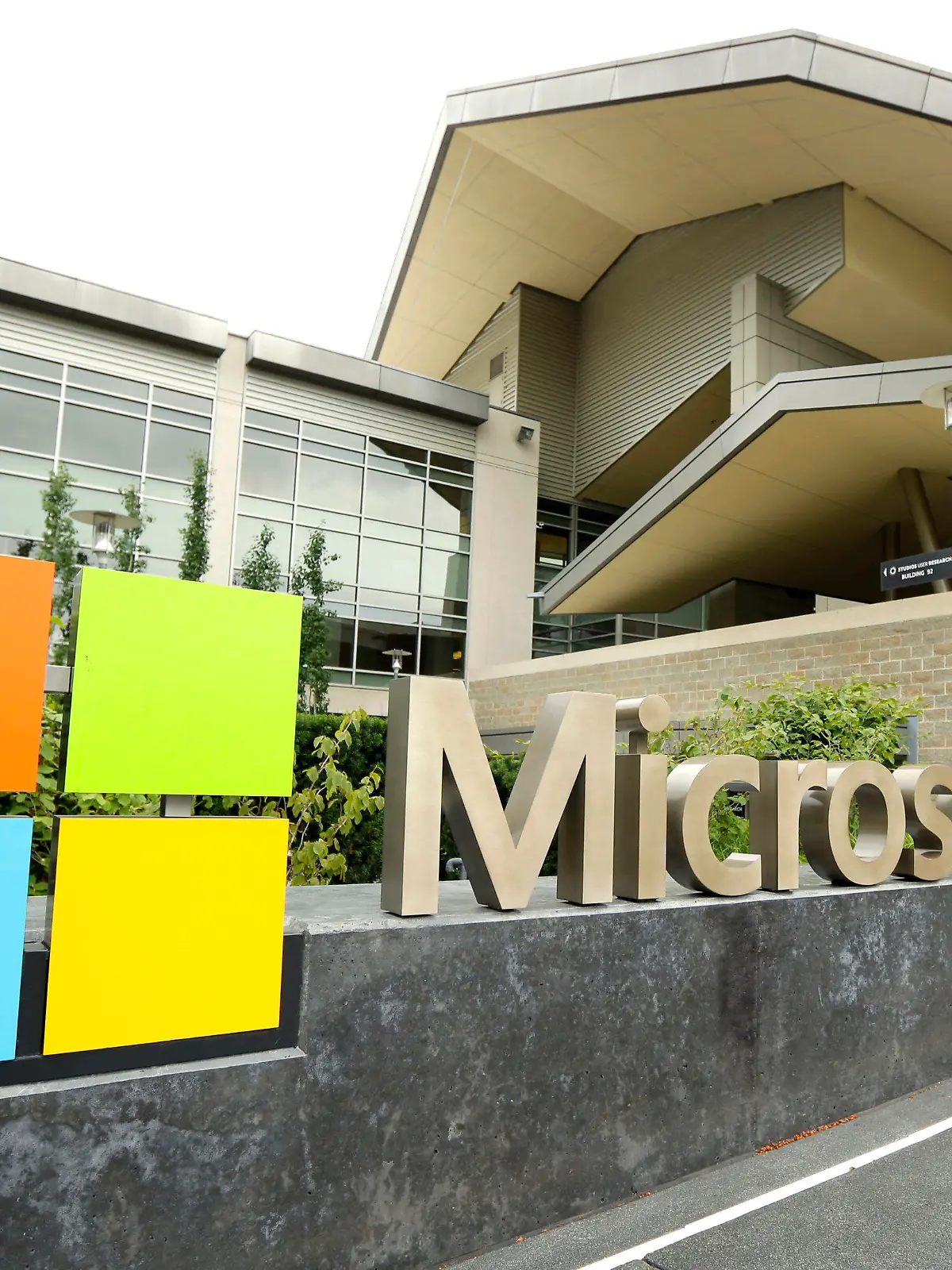 ARCHIV - 14.03.2018, USA, Redmond: Die Beschilderung der Microsoft Corporation ist vor dem Microsoft Visitor Center in Redmond, Washington, zu sehen. Die Corona-Pandemie treibt die Nachfrage nach IT-Diensten aus der Internet-Wolke an. (zu dpa «Cloud-Geschäft verhilft Microsoft zu Gewinnsprung») Foto: Ted S. Warren/AP/dpa +++ dpa-Bildfunk +++