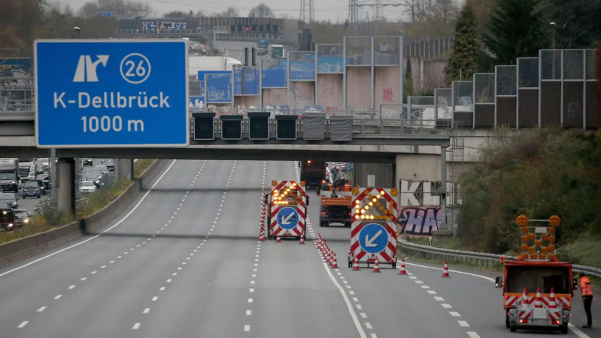 13.11.2020, Nordrhein-Westfalen, Köln: Absperrfahrzeuge stehen nach einem tödlichen Unfall auf der Autobahn 3 (A3) an der Anschlussstelle Köln-Dellbrück und sperren die beiden rechten Fahrbahnen ab. (zu dpa «Betonteil kracht auf Autobahn auf Wagen - Fahrerin tot») Foto: Oliver Berg/dpa +++ dpa-Bildfunk +++
