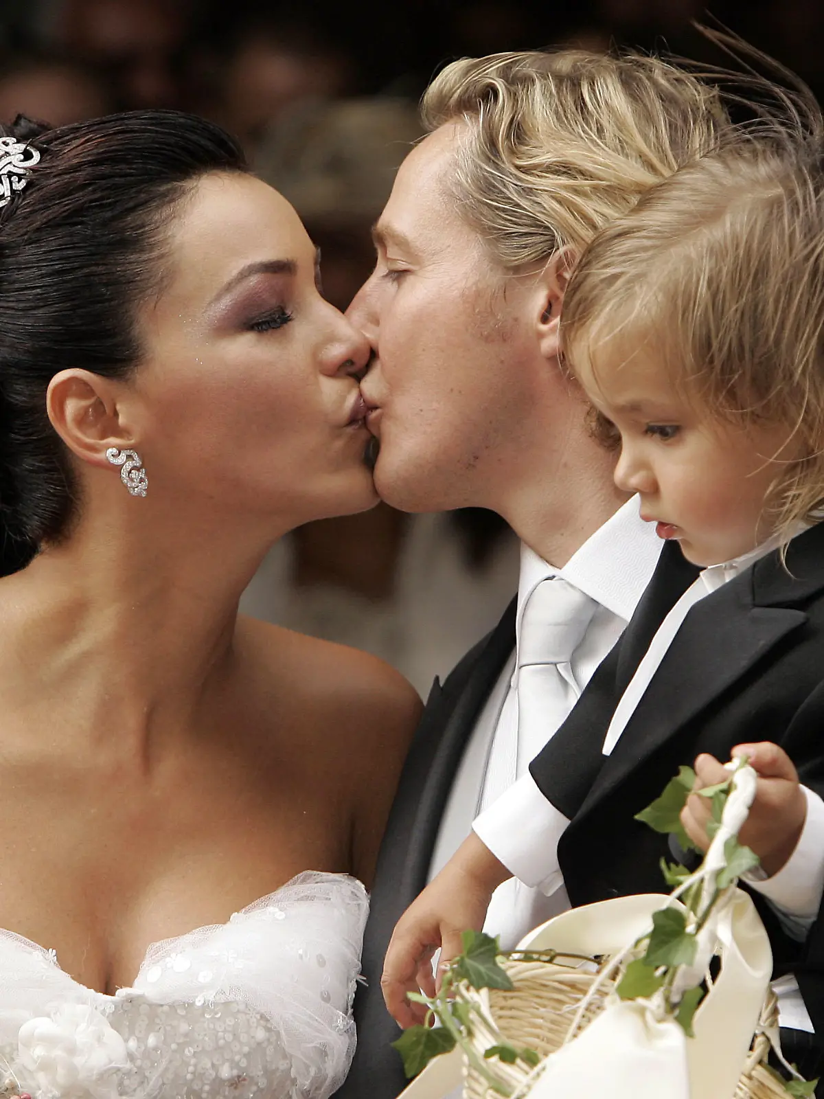 Werbestar Verona Pooth und ihr Ehemann Franjo küssen sich am Samstag (10.09.2005) nach der Trauung vor dem Stephansdom in Wien. Franjo hält dabei Sohn San Diego im Arm. Das Paar hatte am 18.05.2004 in San Diego standesamtlich geheiratet und feiert nun mit 300 geladenen Gästen die kirchliche Trauung. Foto: Jörg Carstensen dpa +++(c) dpa - Bildfunk+++