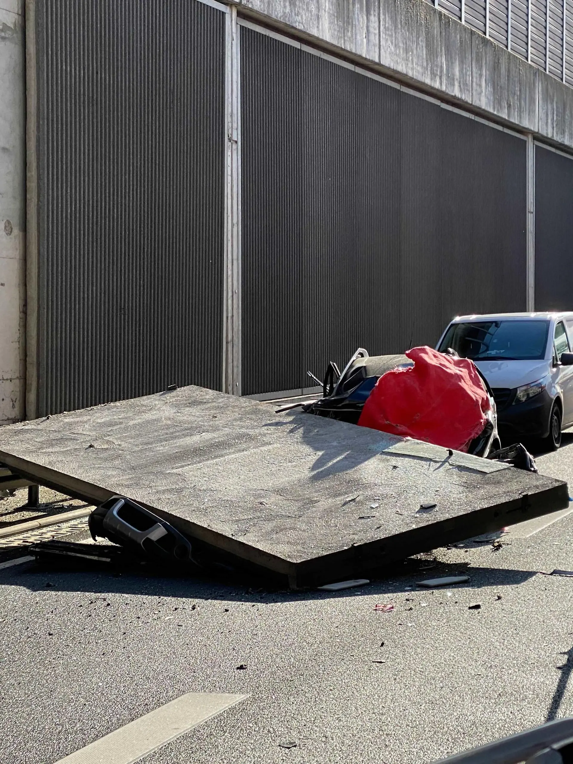 Unfall auf der A3 - Auto völlig zerstört