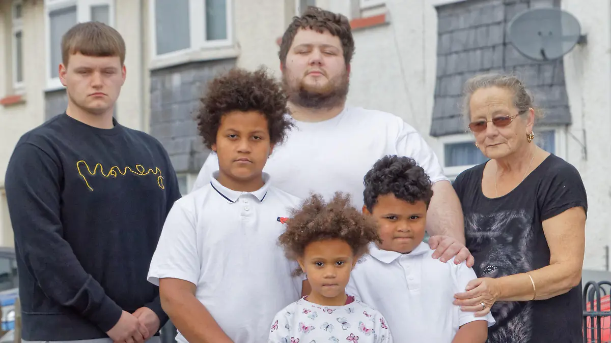 Mutter und ihre sechs Kinder auf der Straße