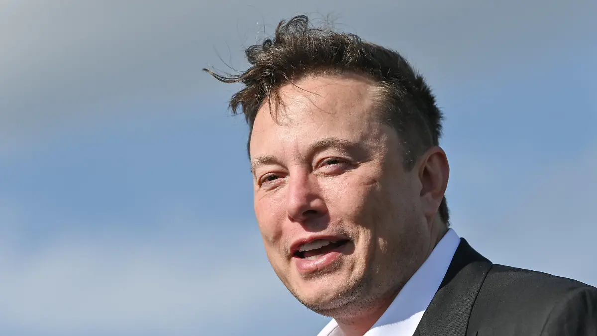 ARCHIV - 03.09.2020, Brandenburg, Grünheide: Elon Musk, Tesla-Chef, steht auf der Baustelle der Tesla Gigafactory. Tesla-Chef Musk bekommt den diesjährigen Axel Springer Award. Der 49-Jährige nehme den Preis am 1. Dezember 2020 in Berlin entgegen, kündigte der Medienkonzern Axel Springer am Montag an. Foto: Patrick Pleul/dpa-Zentralbild/ZB +++ dpa-Bildfunk +++