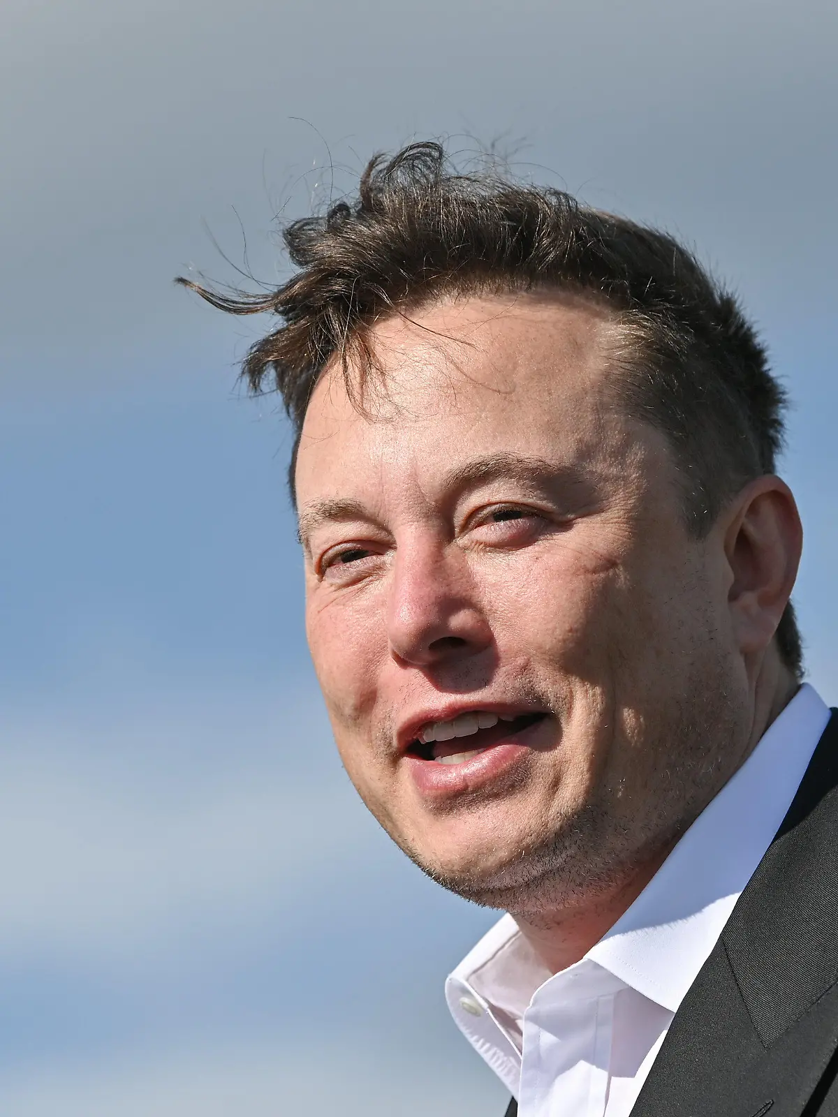 ARCHIV - 03.09.2020, Brandenburg, Grünheide: Elon Musk, Tesla-Chef, steht auf der Baustelle der Tesla Gigafactory. Tesla-Chef Musk bekommt den diesjährigen Axel Springer Award. Der 49-Jährige nehme den Preis am 1. Dezember 2020 in Berlin entgegen, kündigte der Medienkonzern Axel Springer am Montag an. Foto: Patrick Pleul/dpa-Zentralbild/ZB +++ dpa-Bildfunk +++