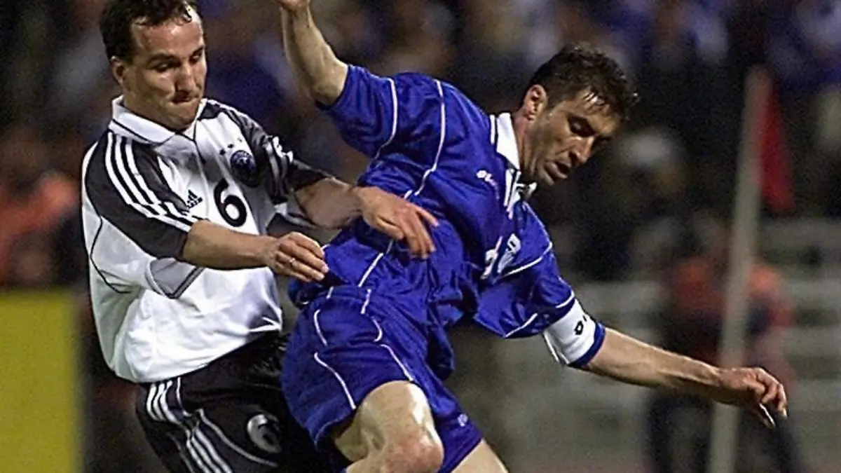 2001 hat Deutschland Griechenland mit 4:2 besiegt. Jens Jeremies (l) und der Grieche Zagorakis. Foto: Louisa Goudiamaki