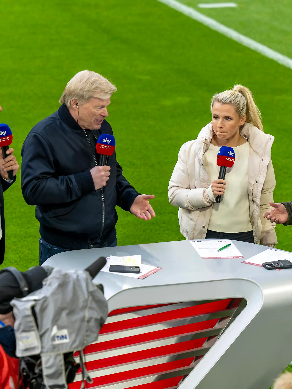 01.04.2023, Fussball 1. Bundesliga 2022/2023, 26.Spieltag, FC Bayern München - Borussia Dortmund, in der Allianz-Arena München. Aufreger des Spieltages, Vorstandsmitglied Oliver Kahn Bayern München bei Sky-Sports vor dem Spiel, v.li: Moderator Sebastian Hellmann, Vorstandsmitglied Oliver Kahn Bayern München, Julia Simic, Lothar Matthäus. ***DFL and DFB regulations prohibit any use of photographs as image sequences and/or quasi-video.***