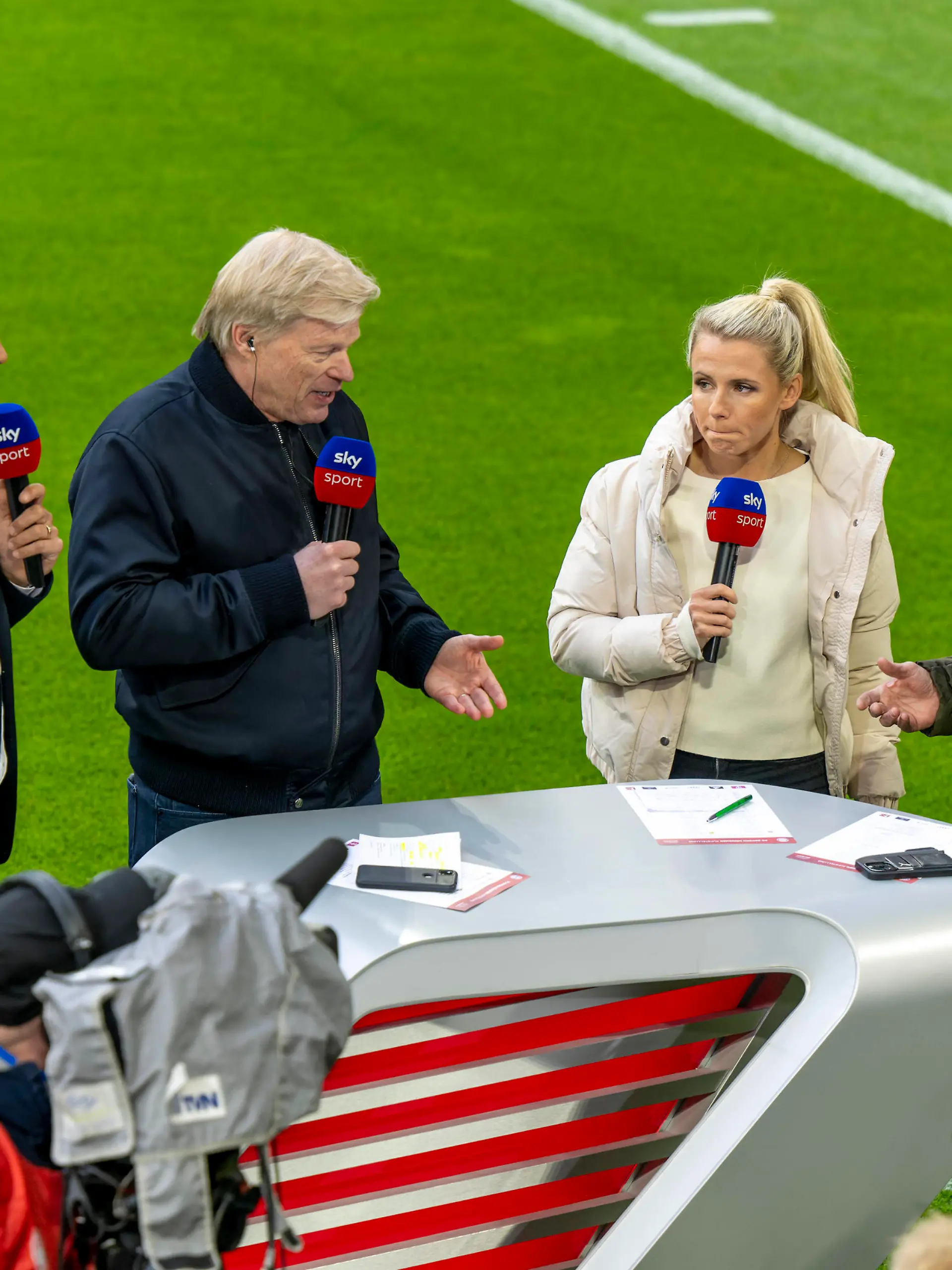01.04.2023, Fussball 1. Bundesliga 2022/2023, 26.Spieltag, FC Bayern München - Borussia Dortmund, in der Allianz-Arena München. Aufreger des Spieltages, Vorstandsmitglied Oliver Kahn Bayern München bei Sky-Sports vor dem Spiel, v.li: Moderator Sebastian Hellmann, Vorstandsmitglied Oliver Kahn Bayern München, Julia Simic, Lothar Matthäus. ***DFL and DFB regulations prohibit any use of photographs as image sequences and/or quasi-video.***