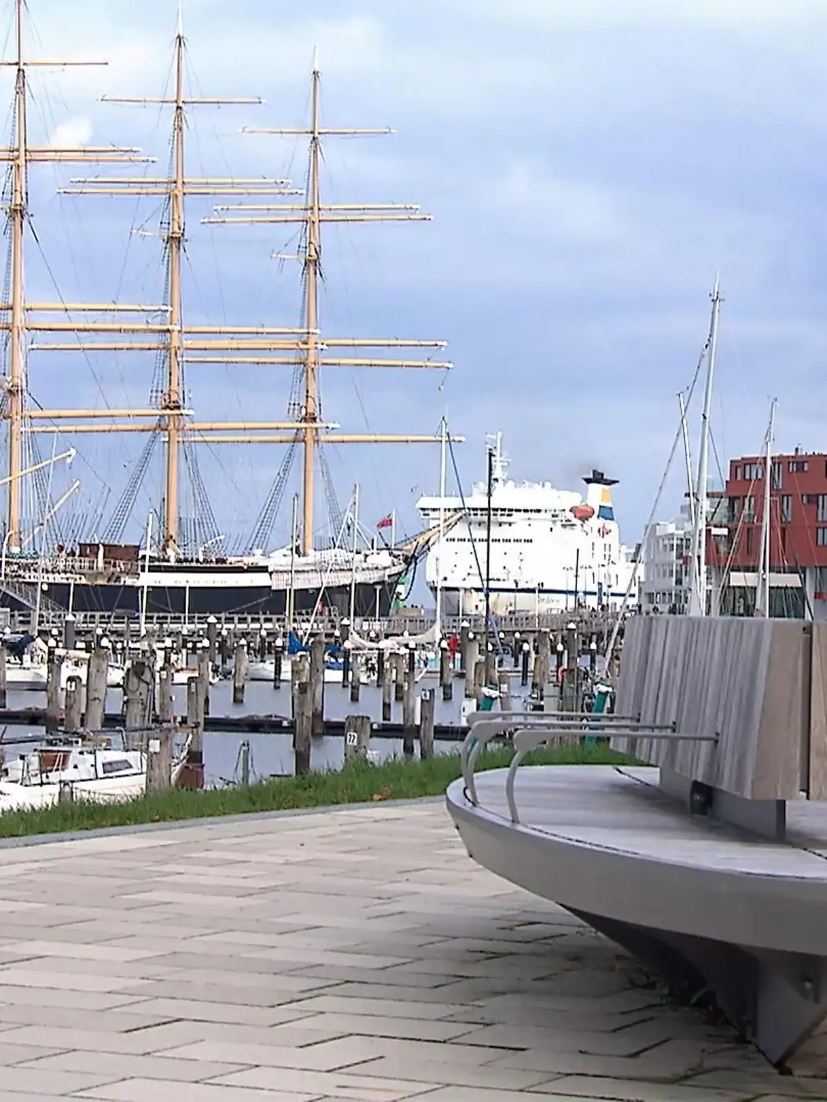 Feinstes Robinienholz, eine geschwungene Schiffsform, und nachts leuchten sie blau: Die neuen Sitzbänke in Lübeck-Travemünde sind purer Luxus und haben einen stolzen Preis. 20.000 Euro kostet jede der 29 Spezialanfertigungen – insgesamt also 580.000 Euro. Anwohner schütteln über die Verschwendung nur den Kopf. Auch über ein weitere Bänke-Panne.