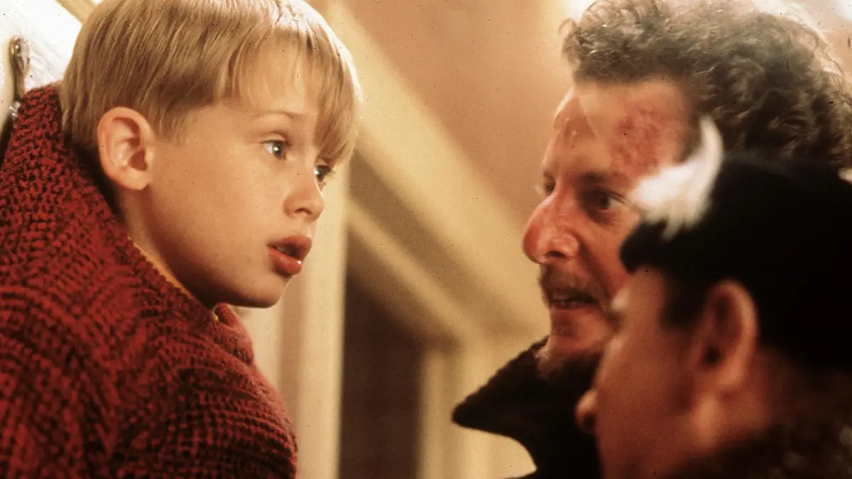KEVIN - ALLEIN ZU HAUS / Home Alone USA 1990 / Chris Columbus Kevin (MACAULAY CULKIN), jüngster Sproß der Familie McCallister, wird beim turbulenten Aufbruch in die Weihnachtsferien einfach zu Hause vergessen. Am Anfang genießt er die Zeit allein zu Hause, bis er die Bekanntschaft mit zwei tolpatschigen Einbrechern (DANIEL STERN, JOE PESCI) macht. Regie: Chris Columbus aka. Home Alone / KEVIN - ALLEIN ZU HAUS USA 1990 *** Local Caption *** 00641233