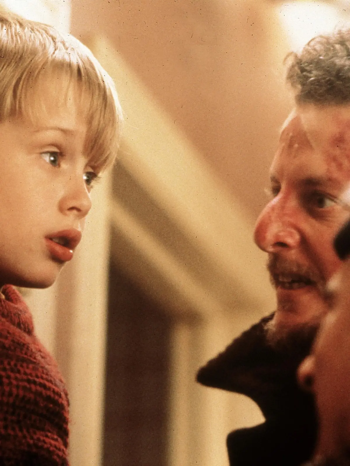 KEVIN - ALLEIN ZU HAUS / Home Alone USA 1990 / Chris Columbus Kevin (MACAULAY CULKIN), jüngster Sproß der Familie McCallister, wird beim turbulenten Aufbruch in die Weihnachtsferien einfach zu Hause vergessen. Am Anfang genießt er die Zeit allein zu Hause, bis er die Bekanntschaft mit zwei tolpatschigen Einbrechern (DANIEL STERN, JOE PESCI) macht. Regie: Chris Columbus aka. Home Alone / KEVIN - ALLEIN ZU HAUS USA 1990 *** Local Caption *** 00641233