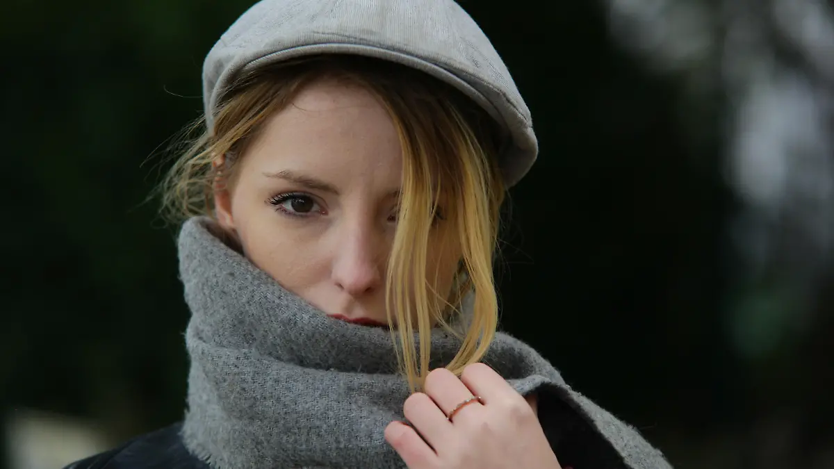 portrait eine jungen frau auf der straße mit schal und mütze, winterlich gekleidet portrait eine jungen frau auf der straße mit schal und mütze, winterlich gekleidet portrait of a young woman on the street with scarf and cap, winterly dressed portrait of a young woman on the street with scarf and cap, winterly dressed